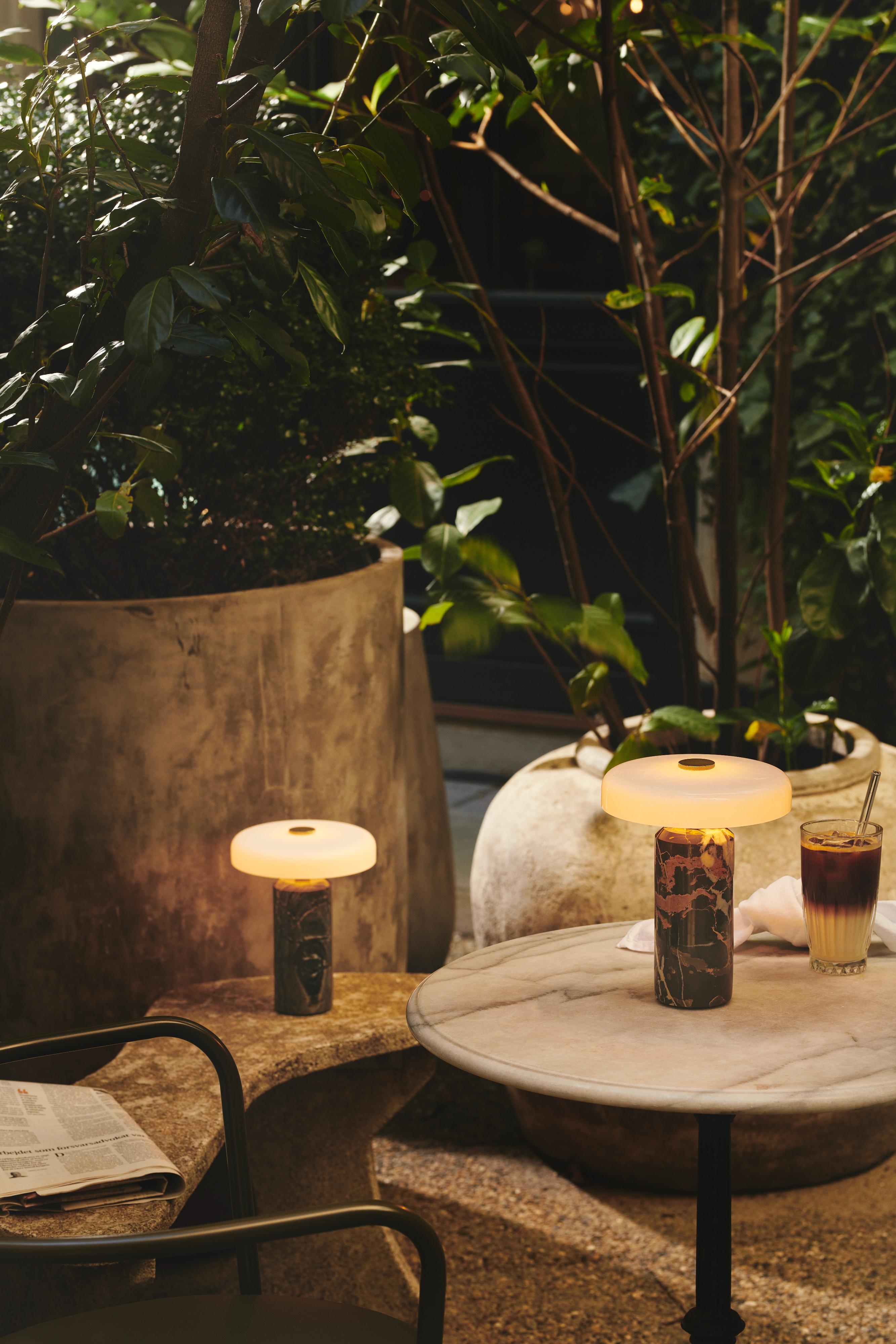 Tragbare Lampe TRIP schwarz-brauner Marmor mit milchweißem Glas