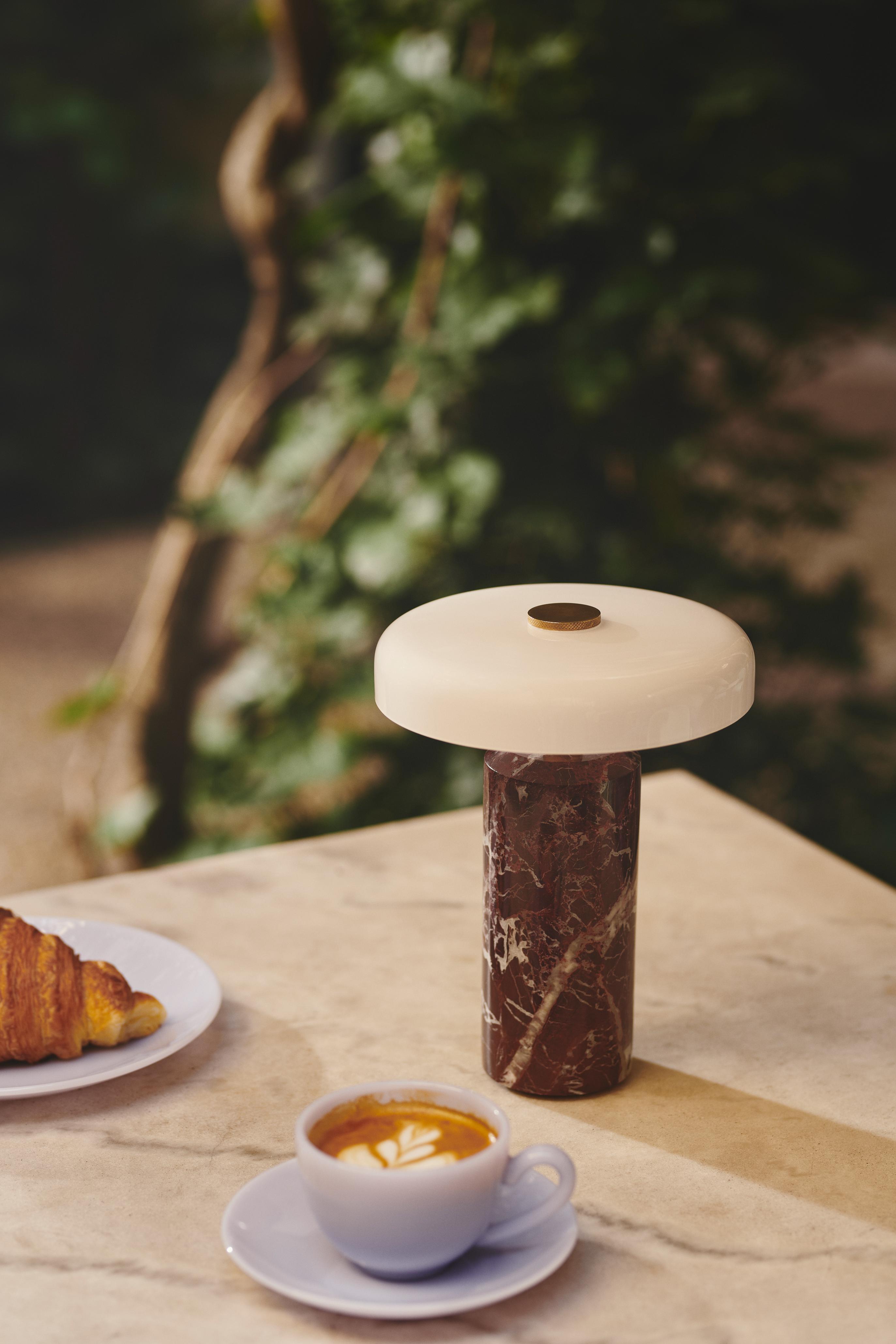 Tragbare Lampe TRIP burgunder marmor mit milchweißem Glas