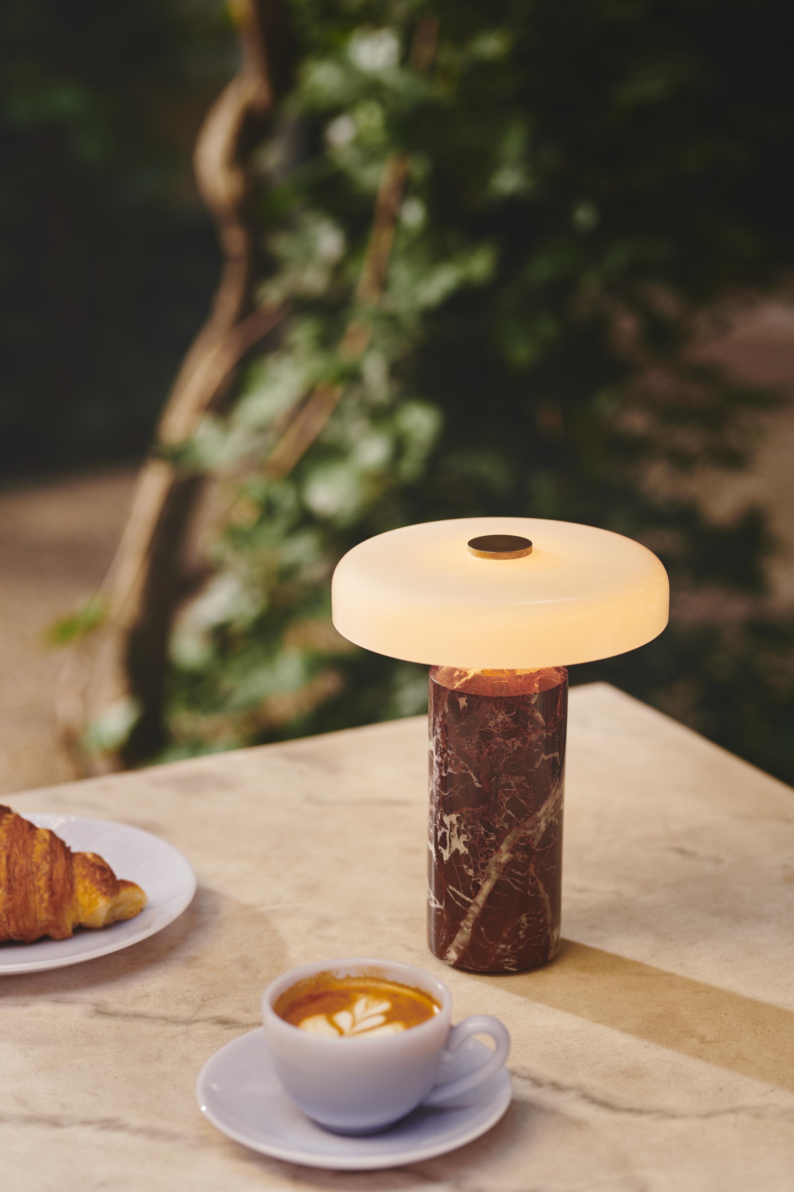 Tragbare Lampe TRIP burgunder marmor mit milchweißem Glas