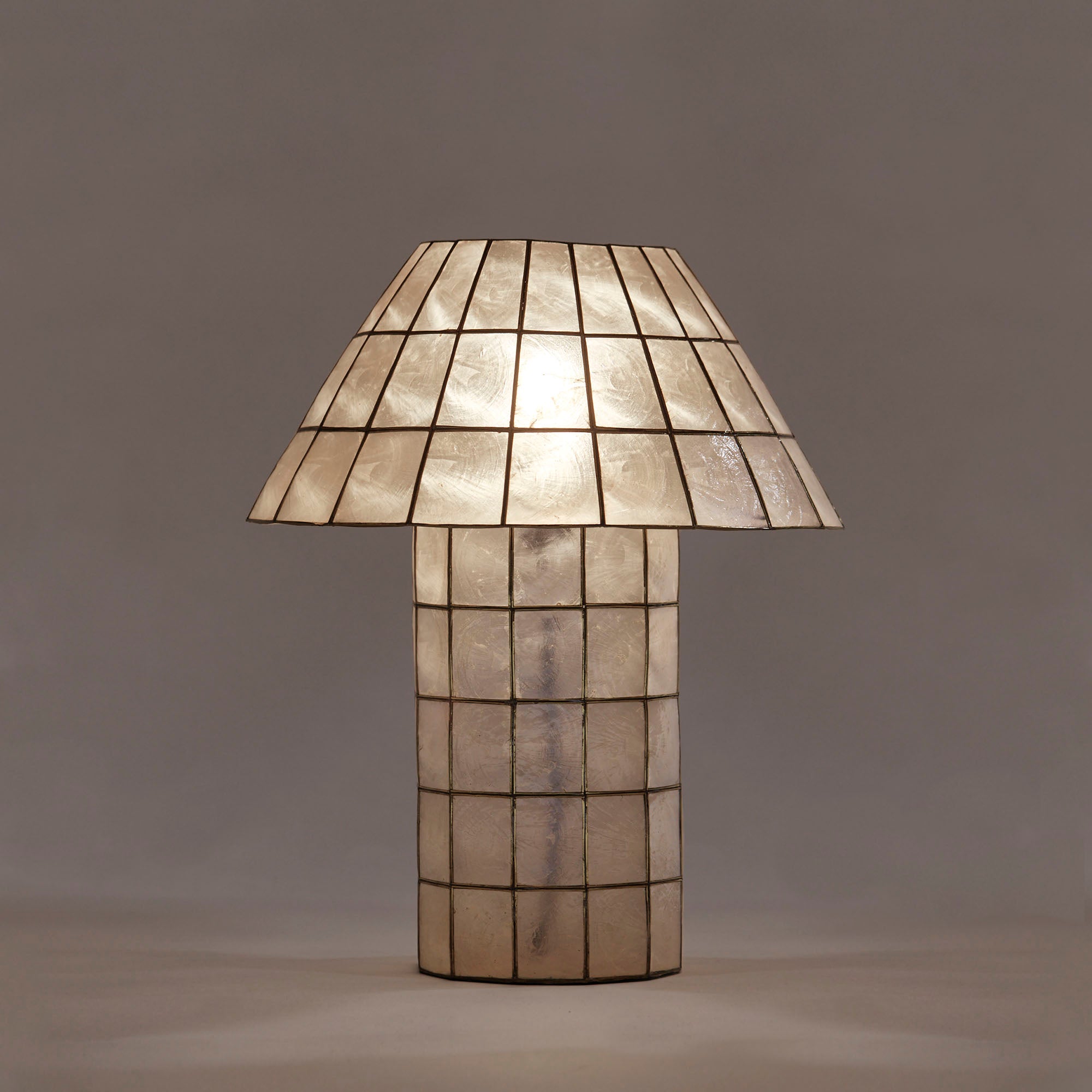 CORNELIA Capiz shell table lamp