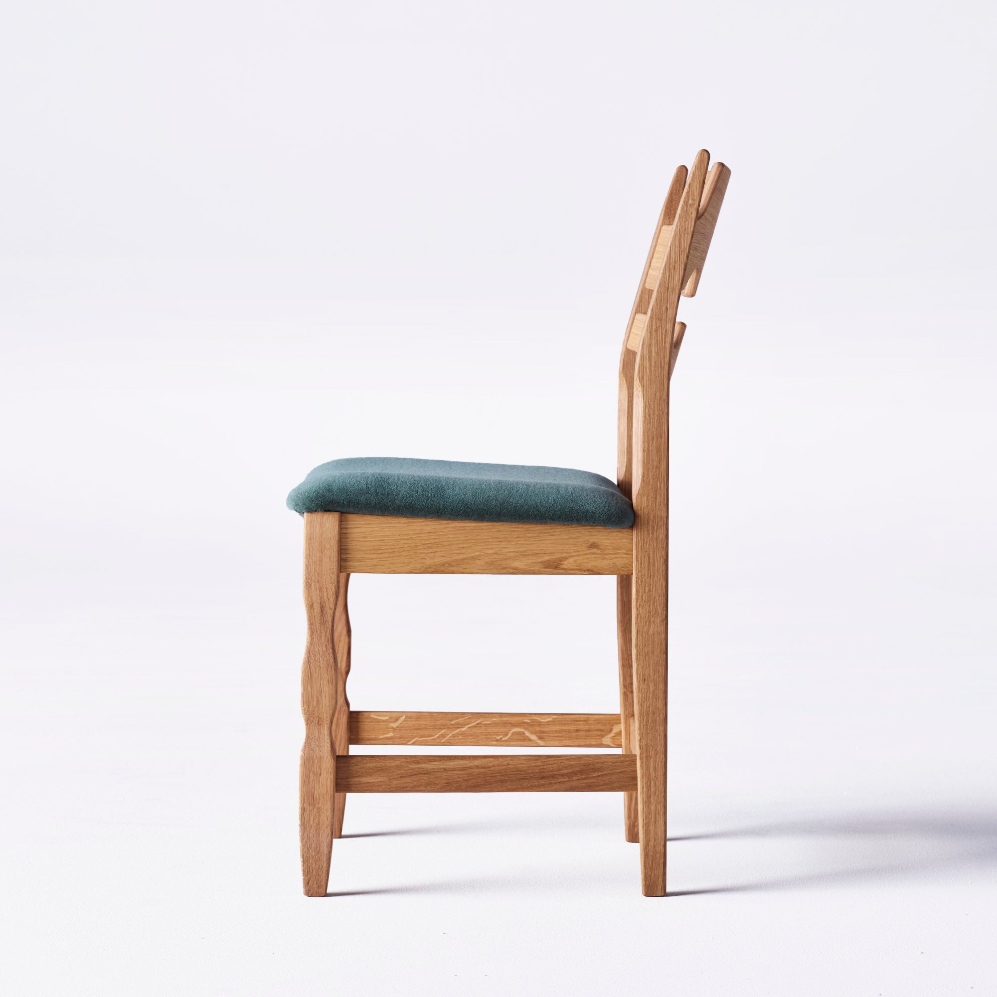 Stuhl RAZOR blau mit Eichenbasis