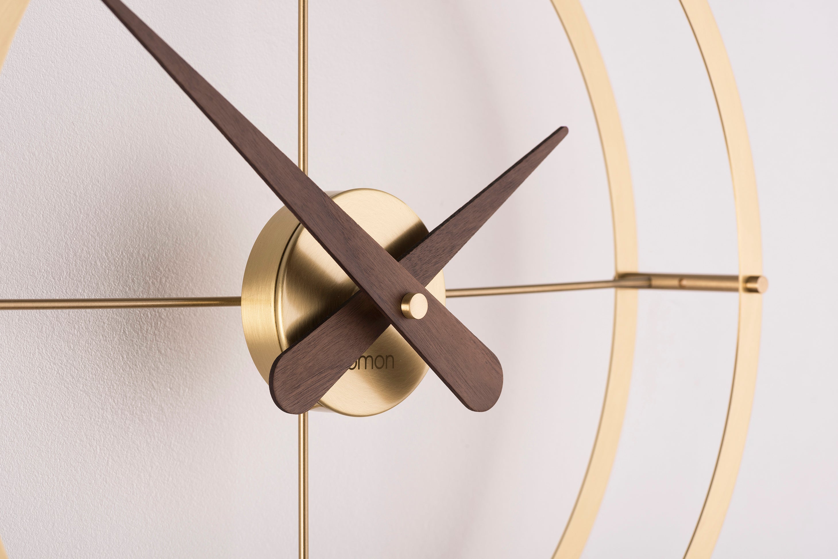 Wanduhr DOS PUNTOS PREMIUM Nussbaumholz mit messingfarbener Oberfläche