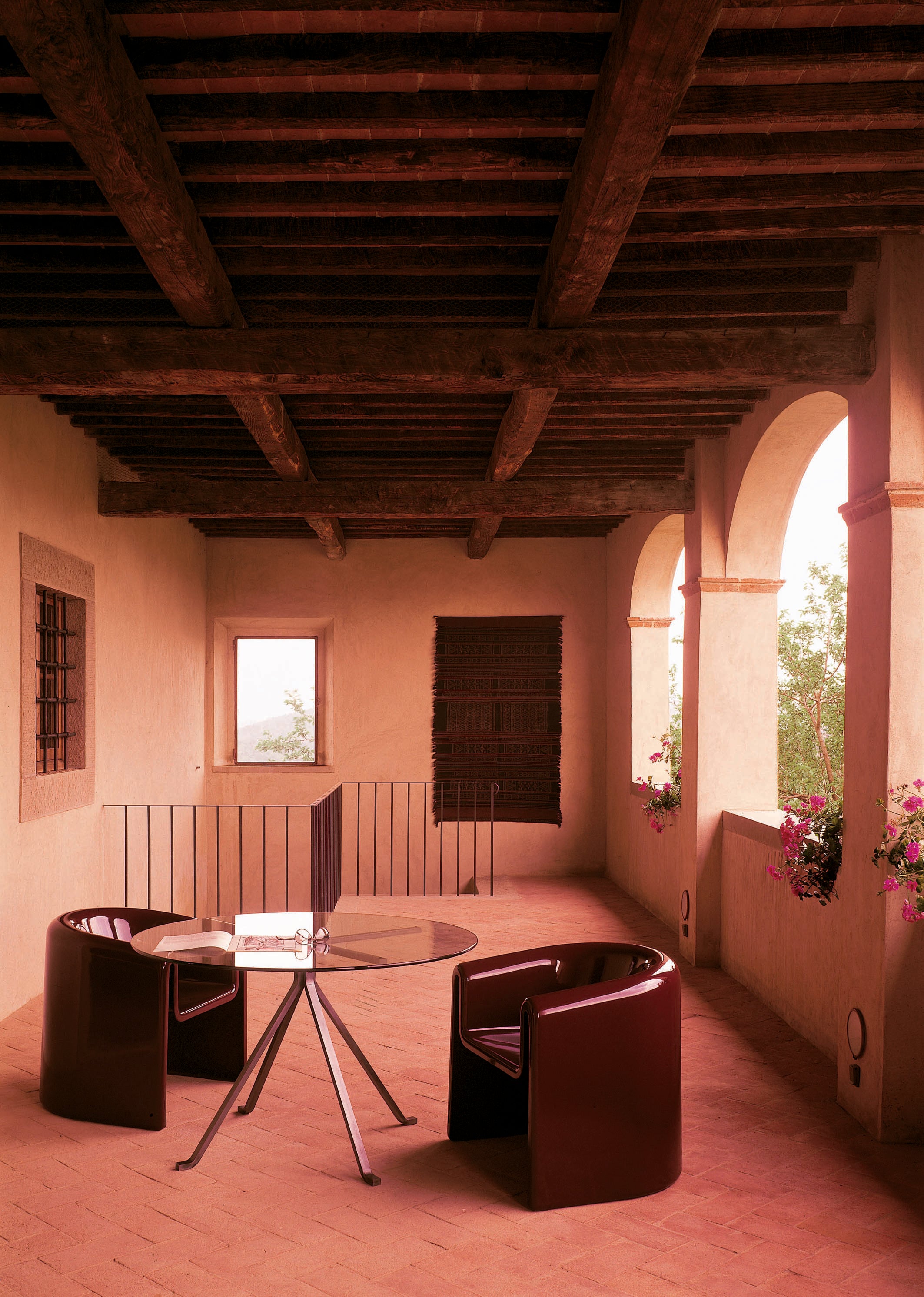 Cudino -Glas -Tisch mit einer schwarzen Basis