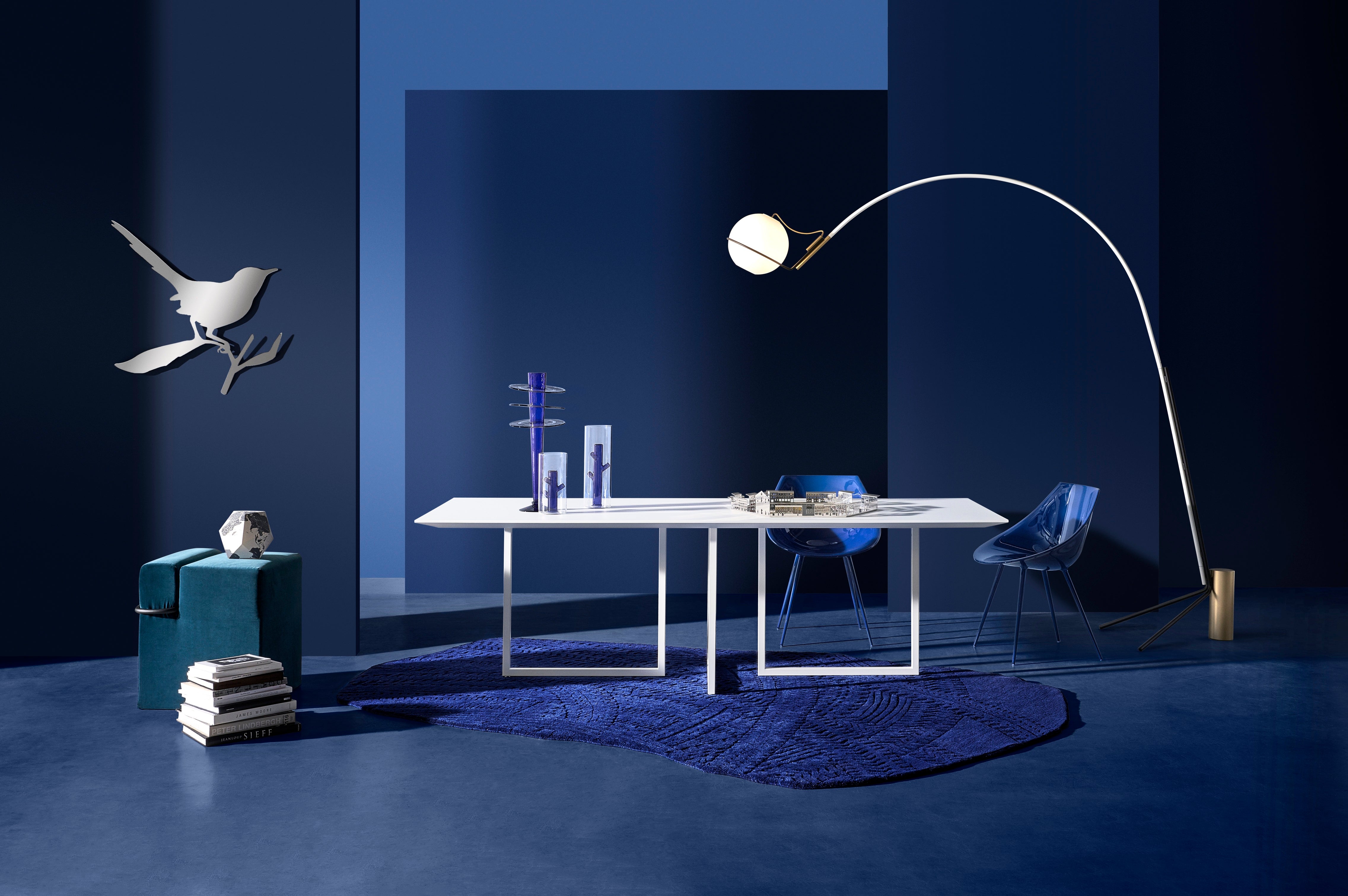 Gazelle Tisch weißes Oberteil mit einer roten Basis