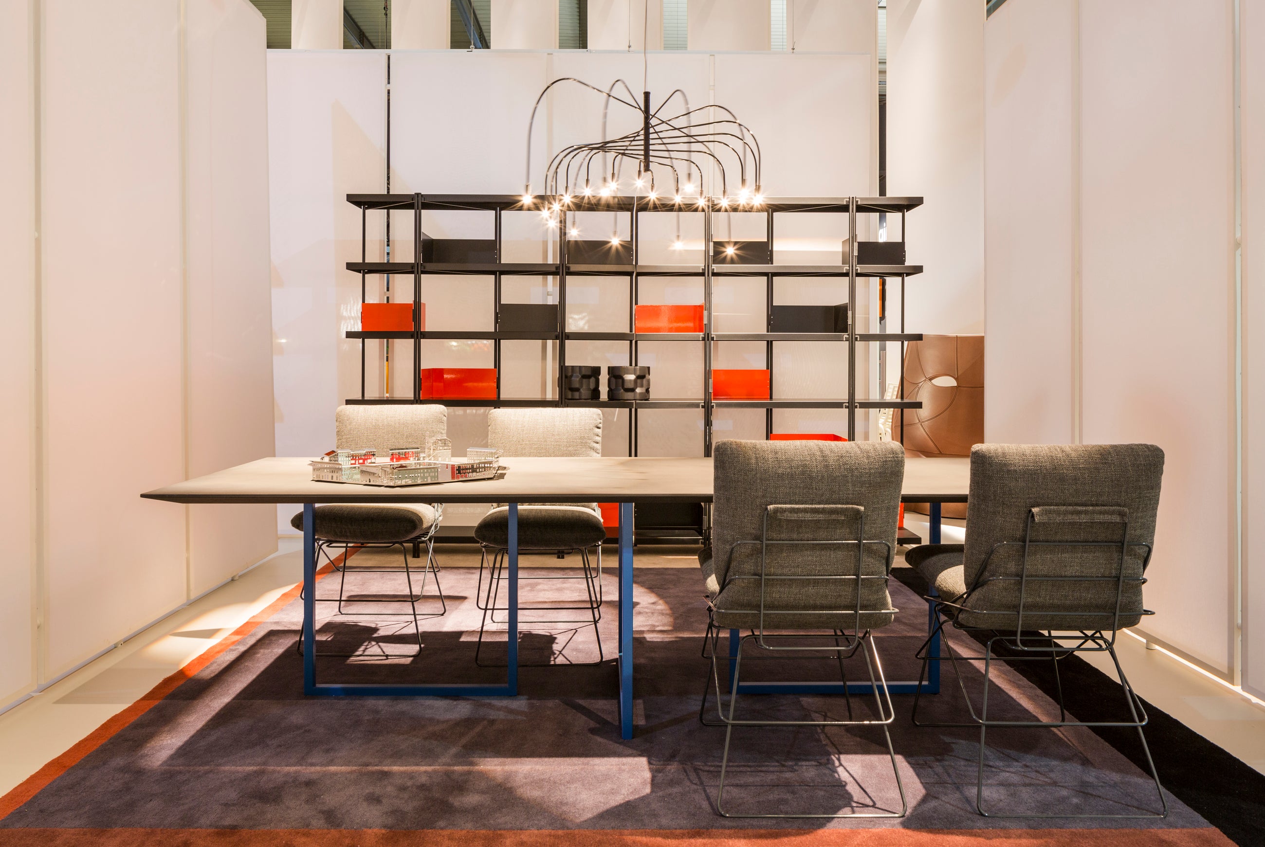 Gazelle Tisch weißes Oberteil mit einer roten Basis