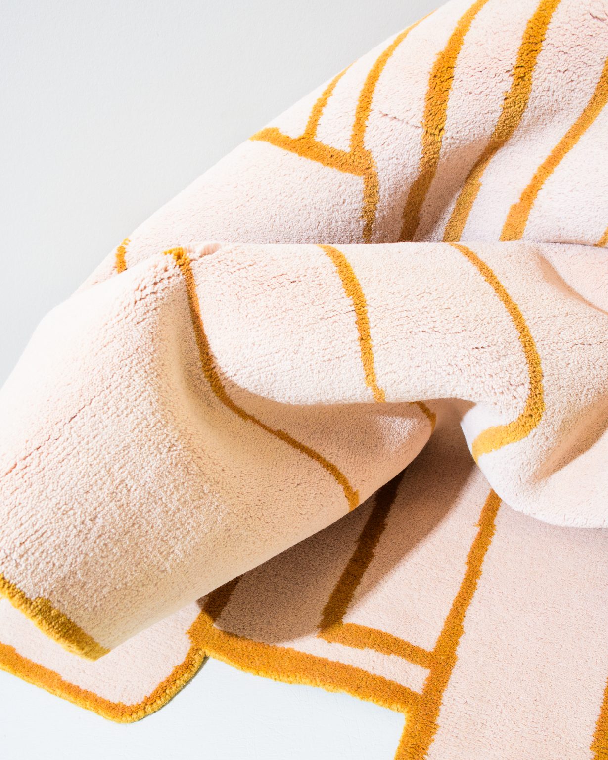 Asymmetrischer dekorativer Teppich CONTOUR lachsrosa