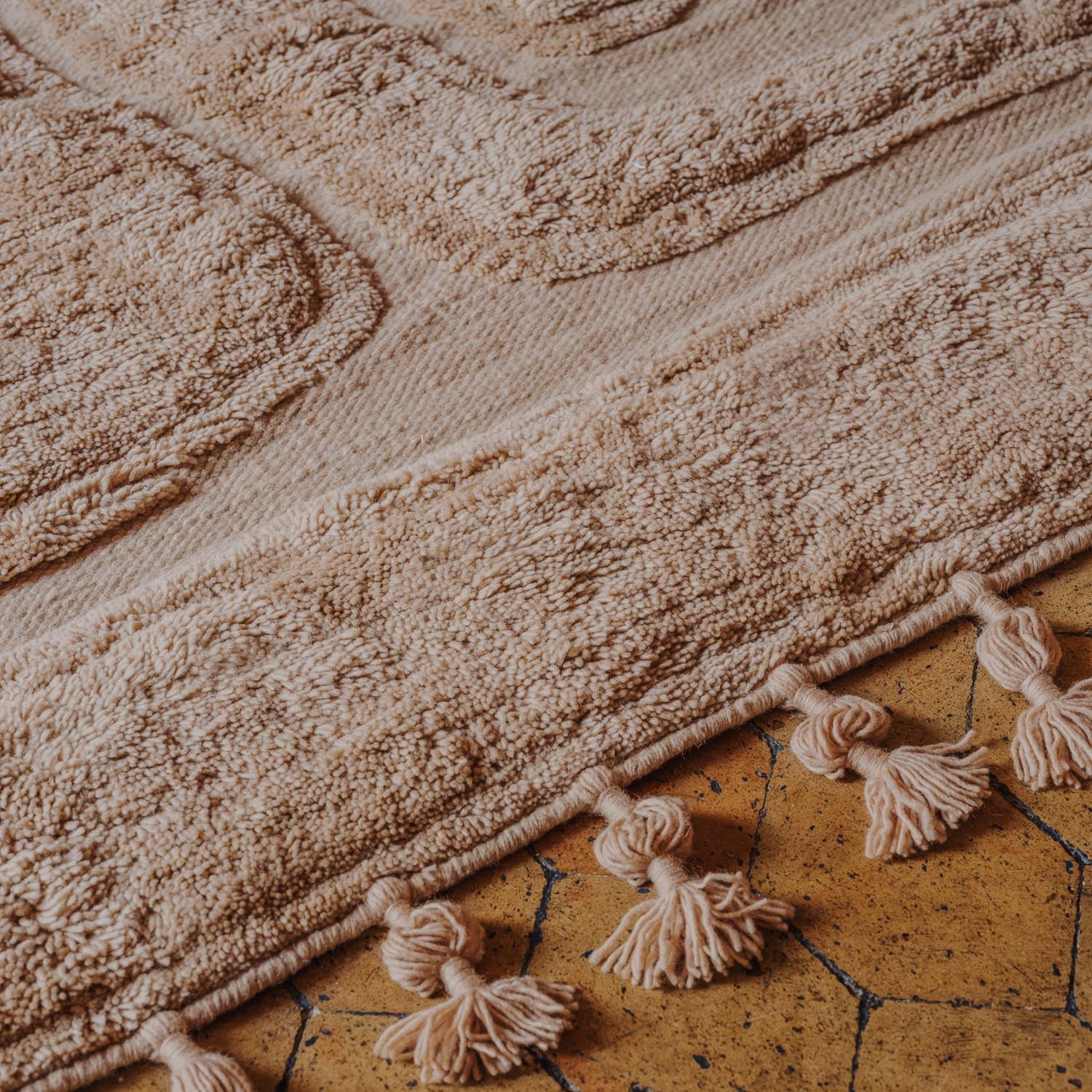 Wollteppich BEATEN TRACK beige mit Fransen