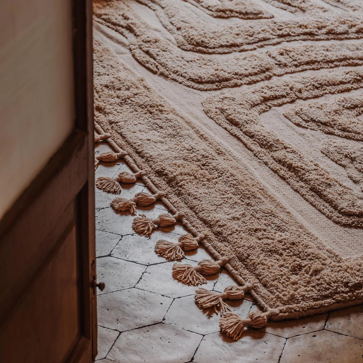 Wollteppich BEATEN TRACK beige mit Fransen