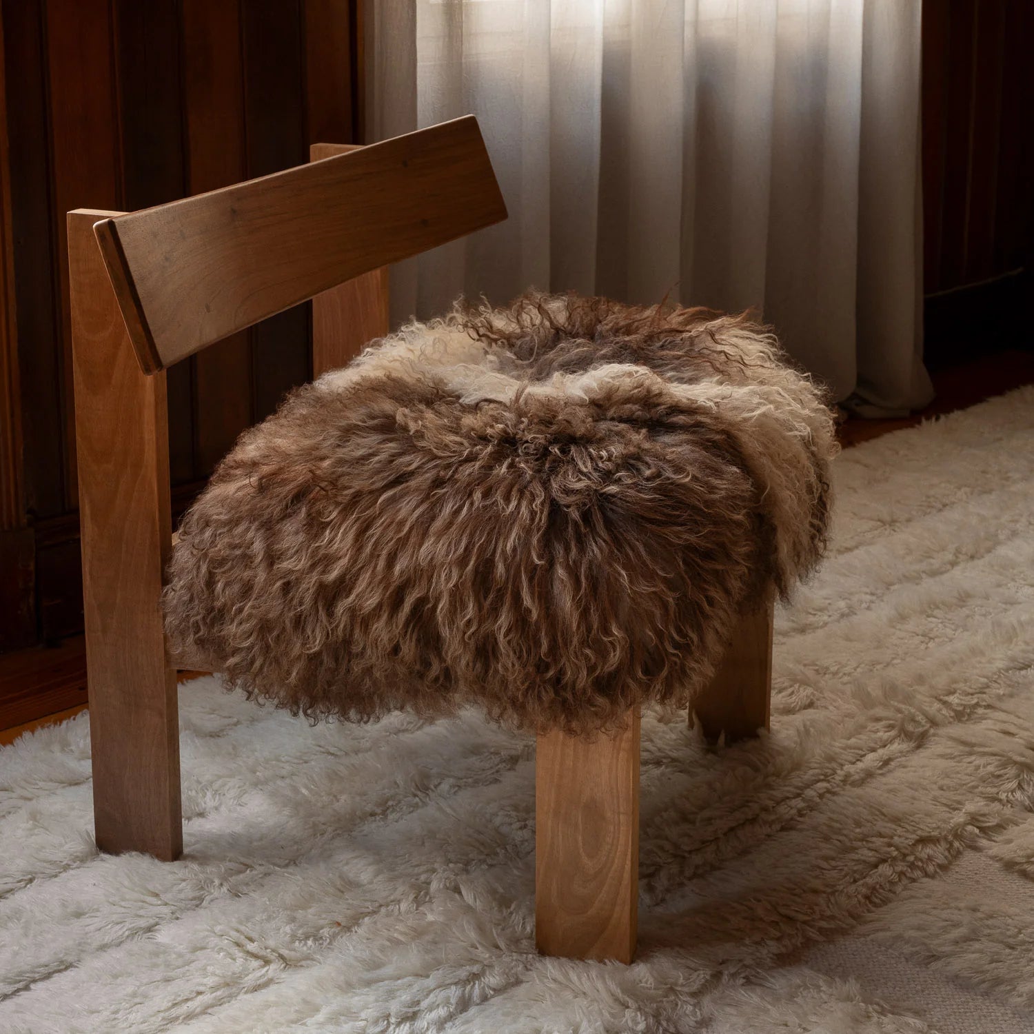 Sessel EASY aus Nussbaumholz und Schafsleder