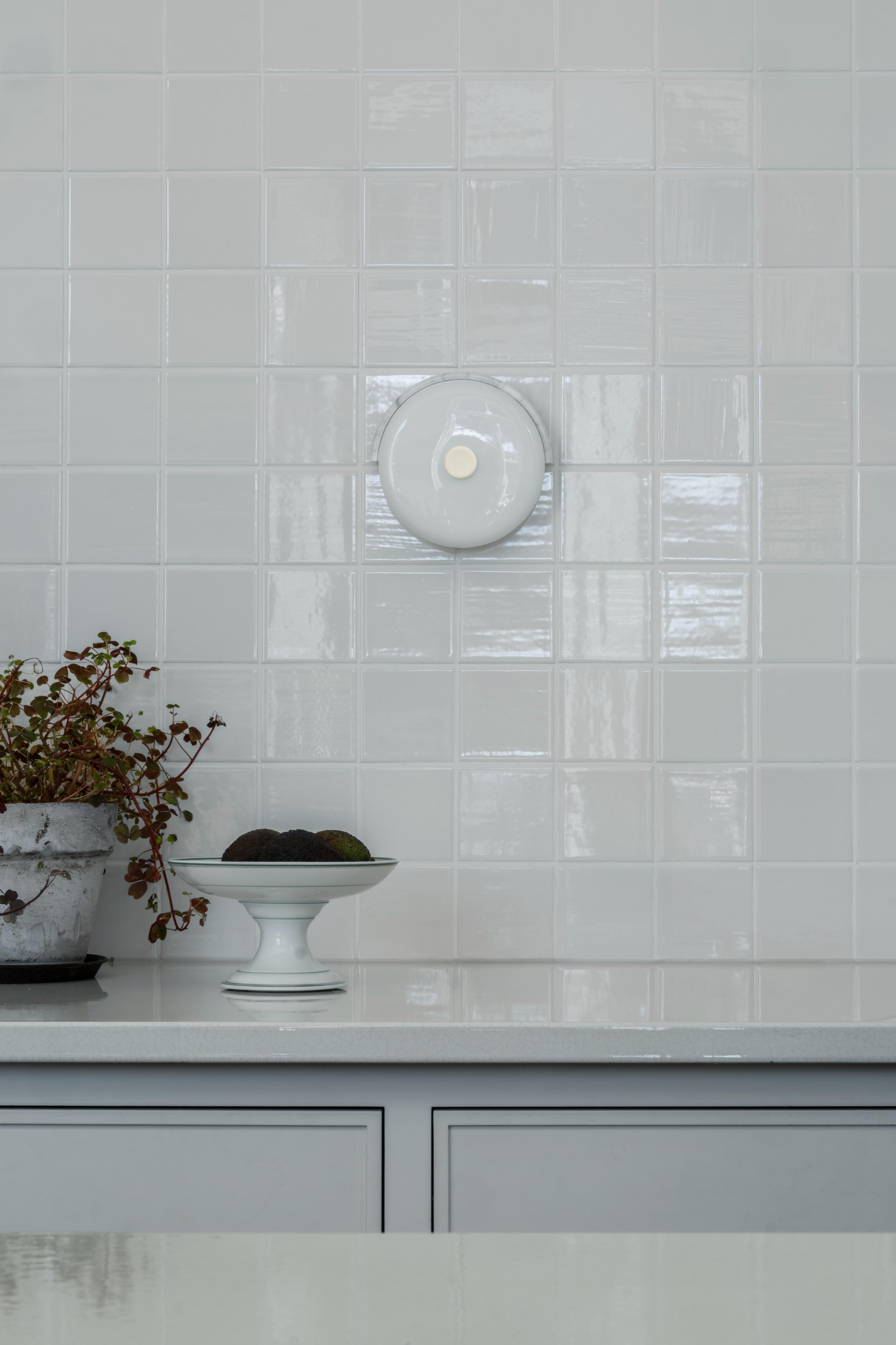 Wandleuchte TRIP weißer Marmor mit milchweißem Glas