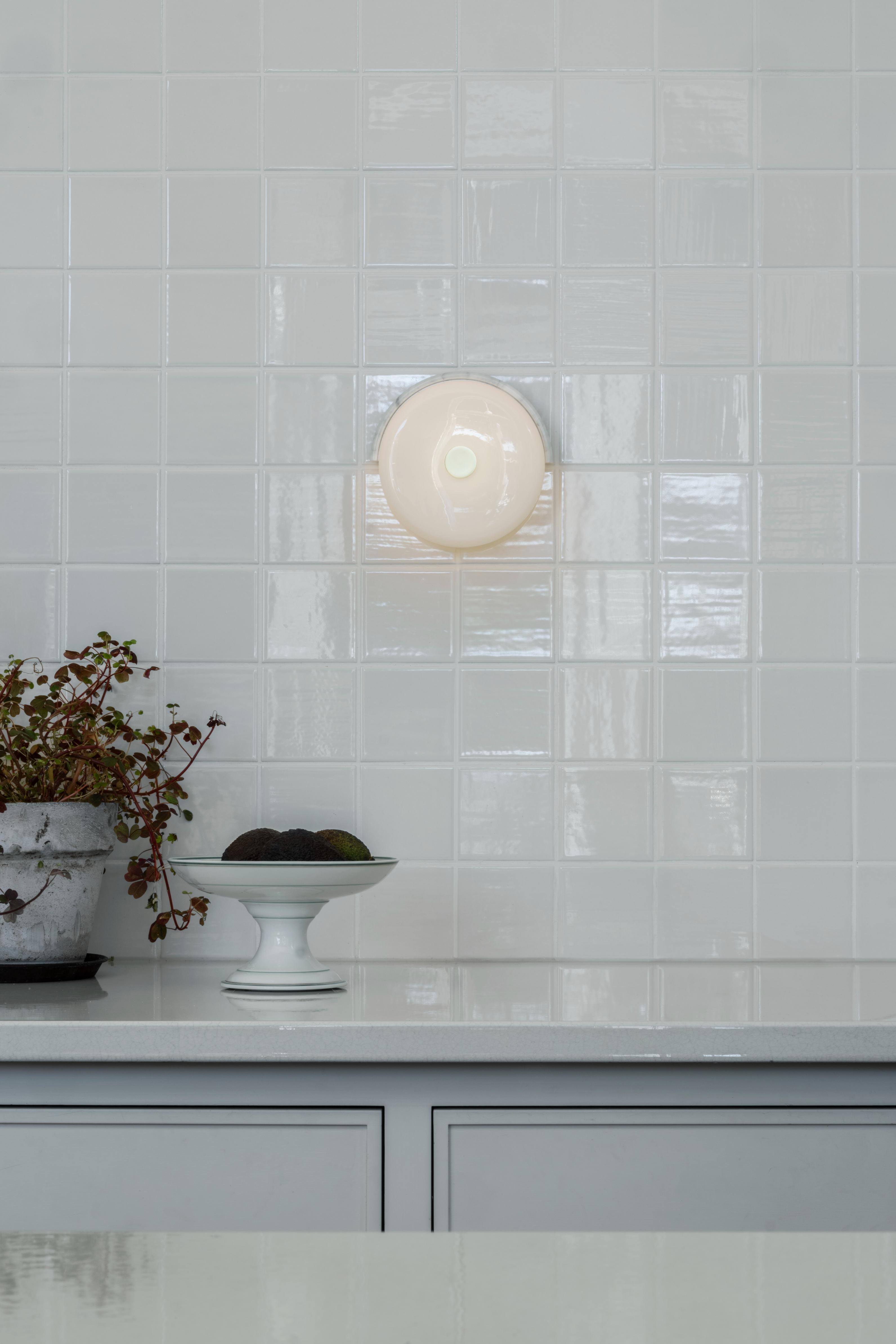 Wandleuchte TRIP weißer Marmor mit milchweißem Glas