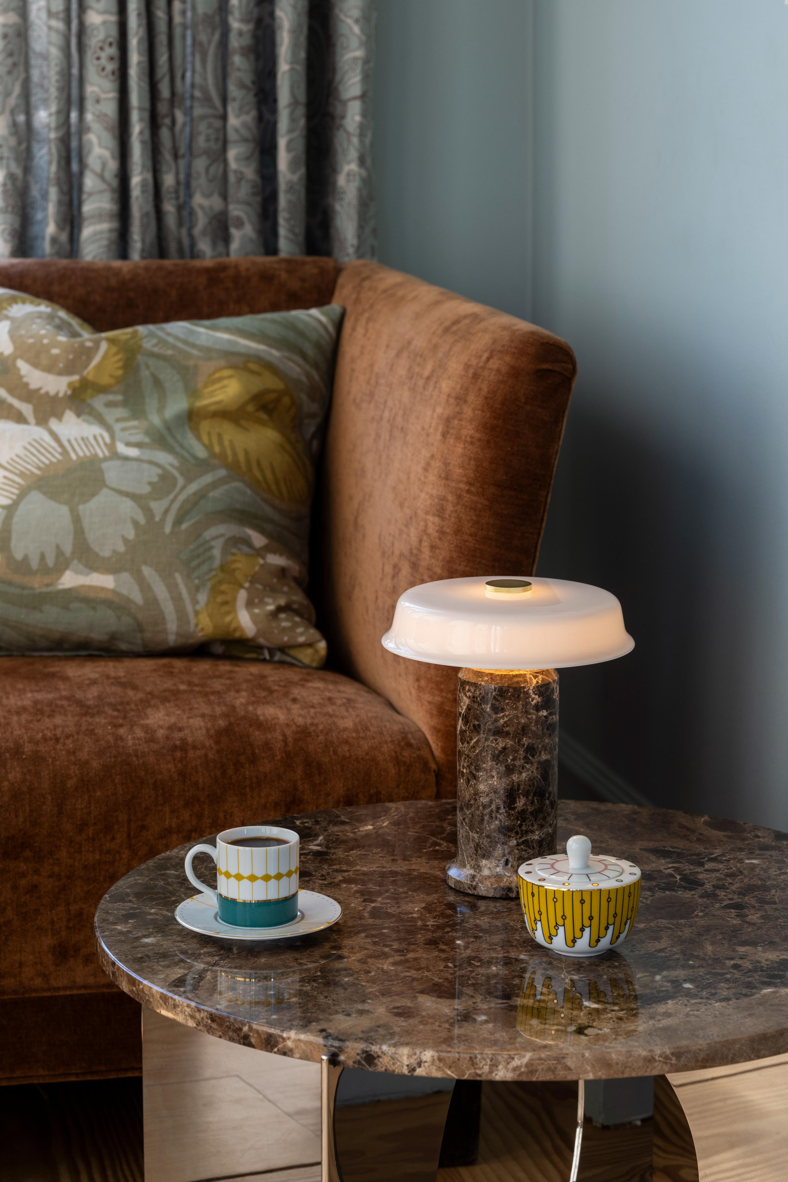 Tragbare Lampe TRIP NO. 2 brauner Marmor mit milchweißem Glas