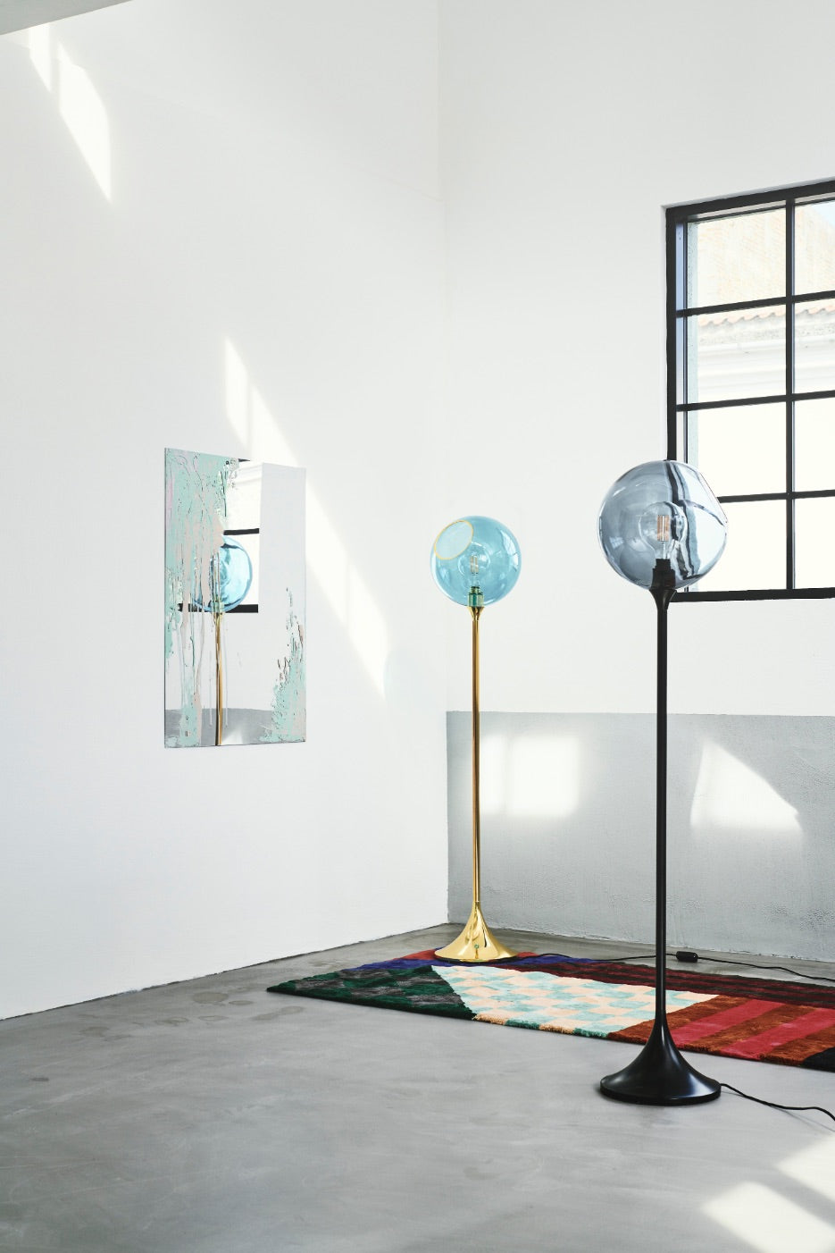 Stehlampe BALLROOM dunkelgrün mit schwarzem Fuß