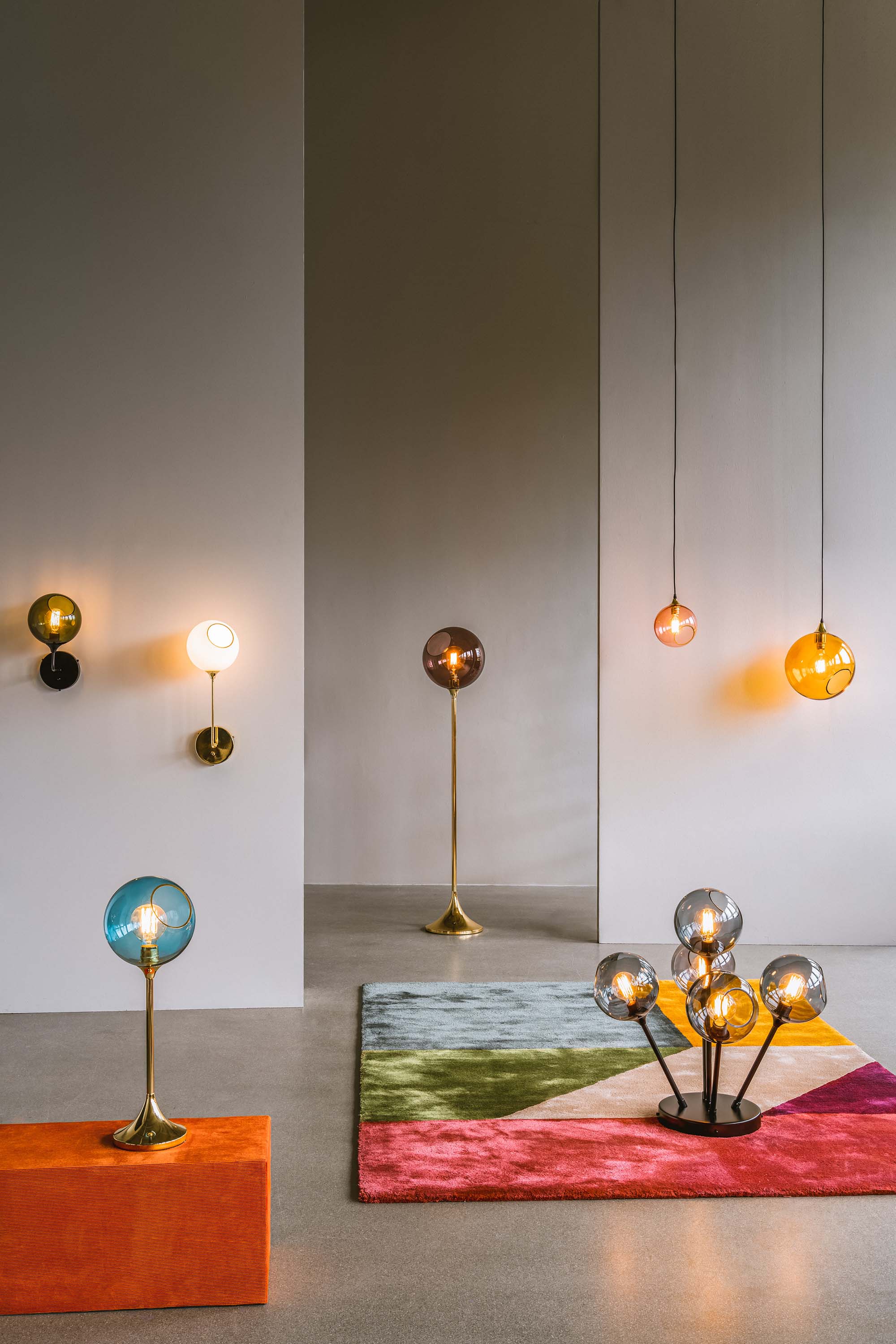 Stehlampe BALLROOM pflaume mit goldenem Fuß