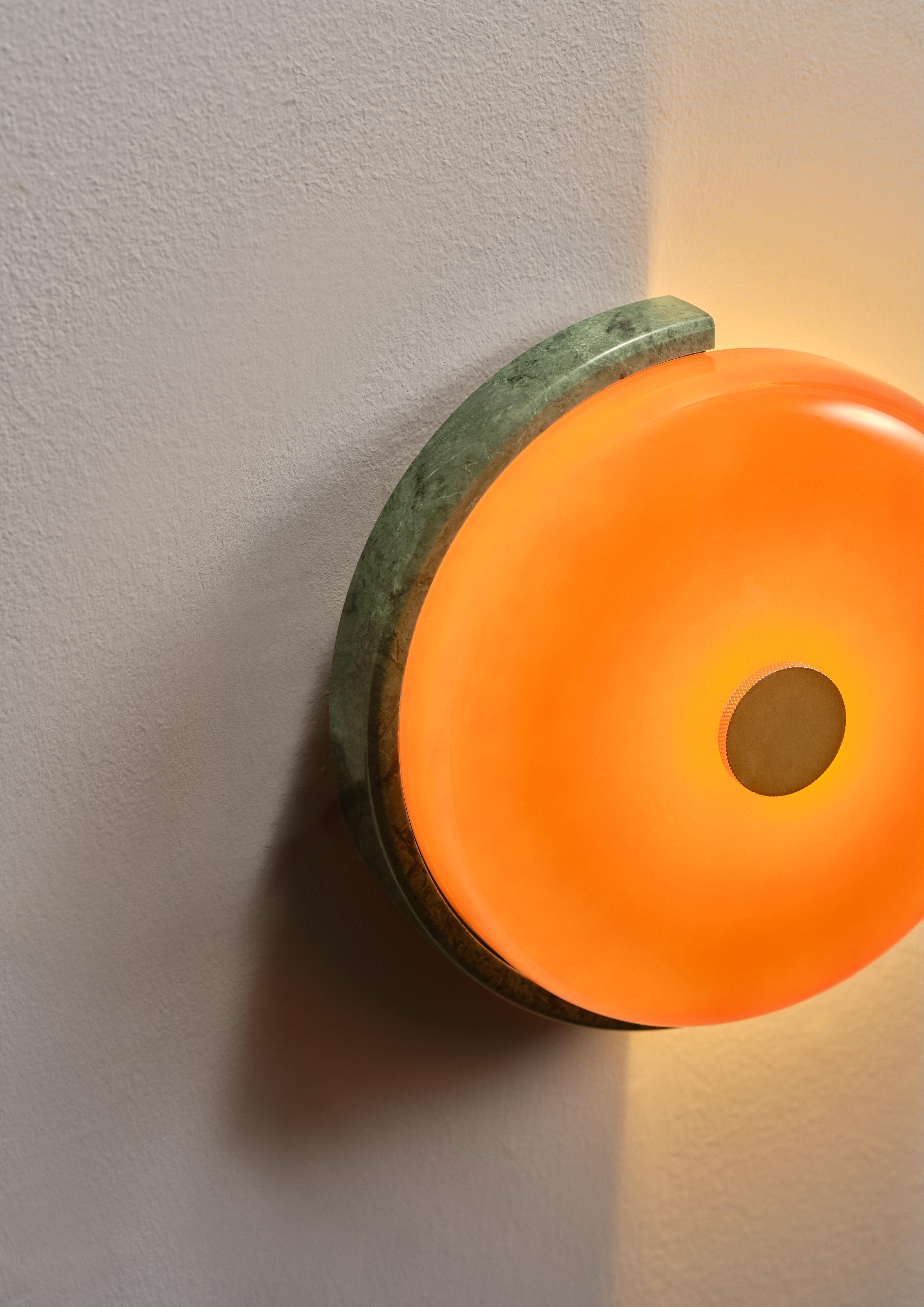 Wandleuchte TRIP grüner Marmor mit bernsteinfarbenem Glas