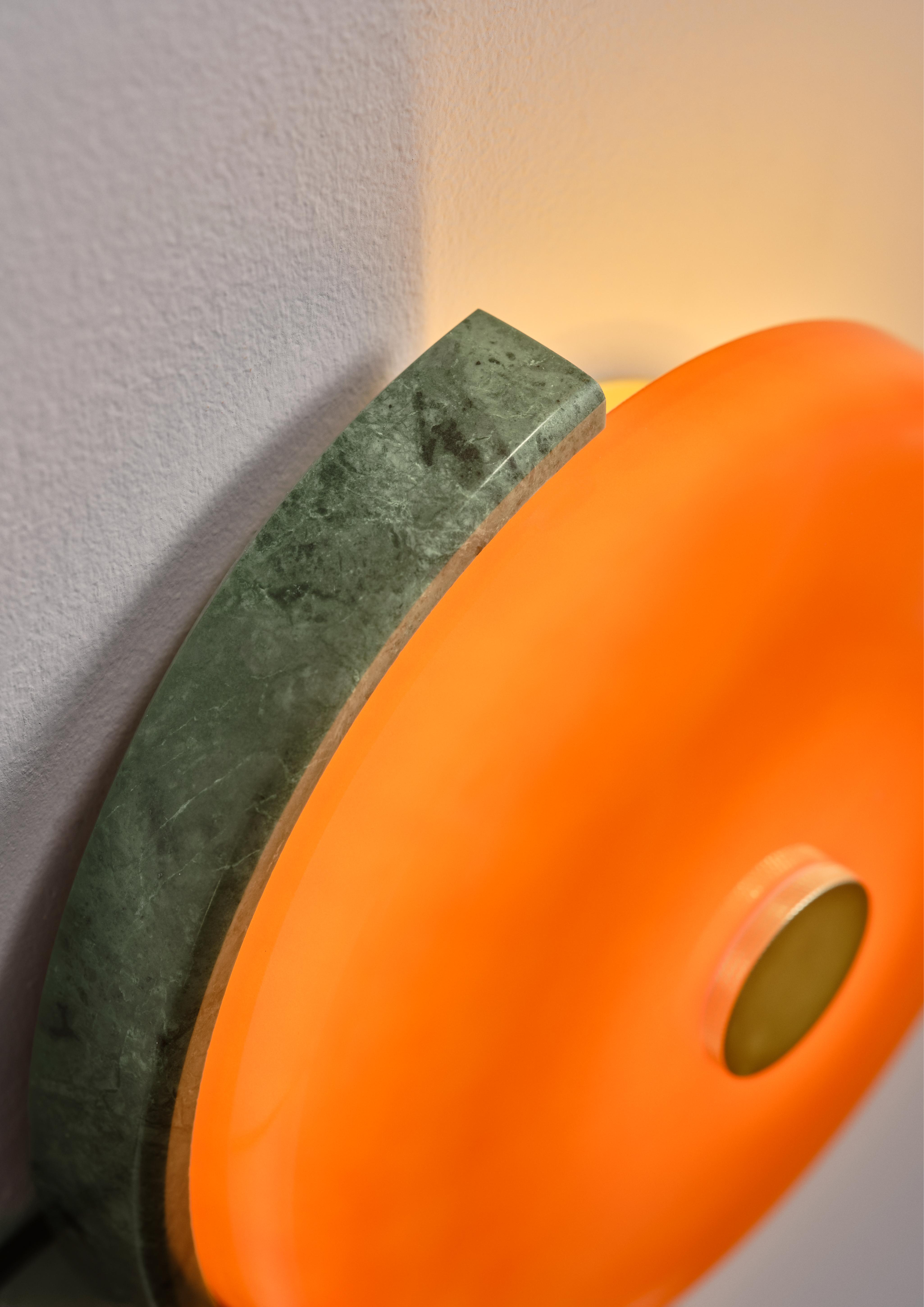 Wandleuchte TRIP grüner Marmor mit bernsteinfarbenem Glas