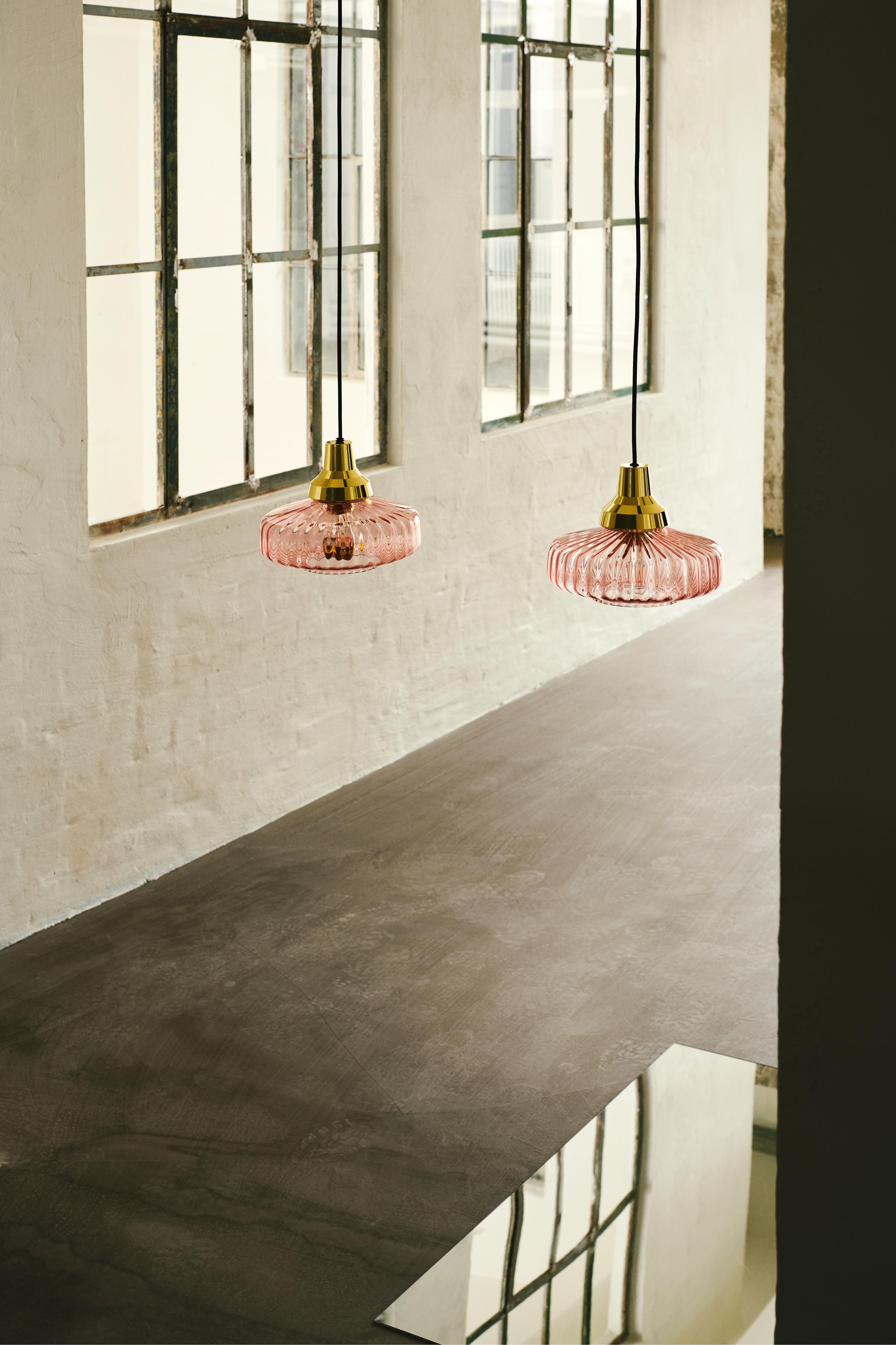 Pendelleuchte NEW WAVE OPTIC rosa Glas mit goldener Veredelung