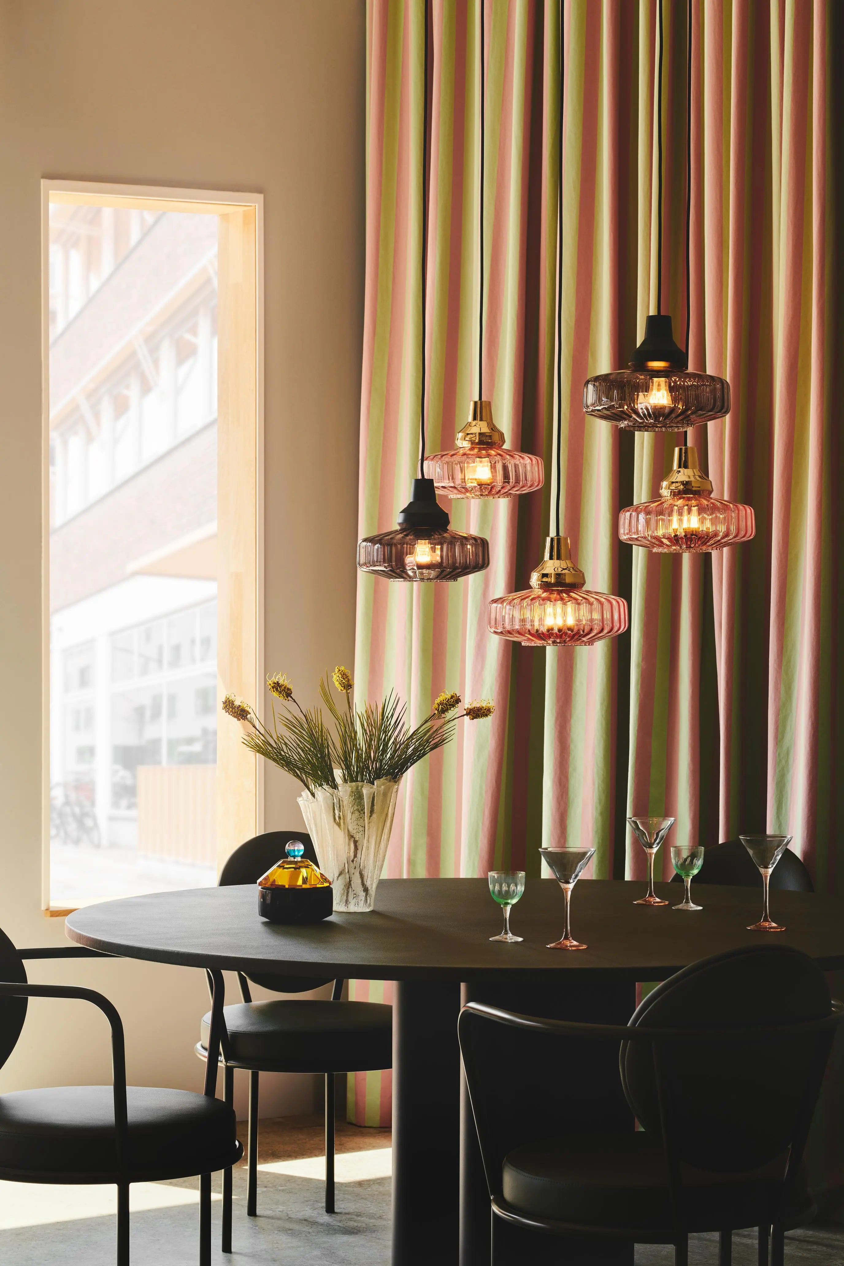 Lampa wisząca NEW WAVE OPTIC różowe szkło ze złotym wykończeniem – Design By Us