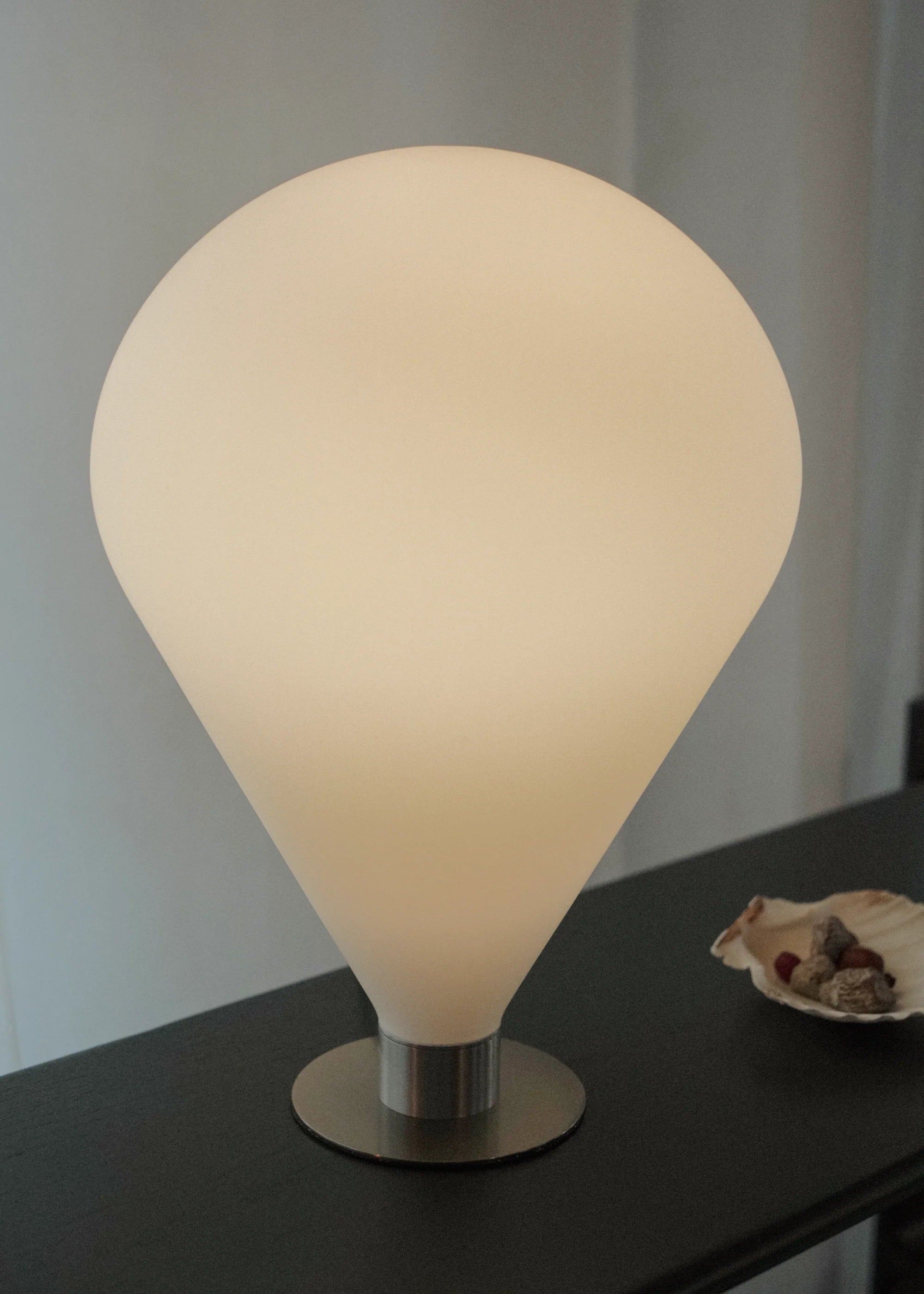Tischlampe ELY mit weißem Schirm und silbernem Fuß