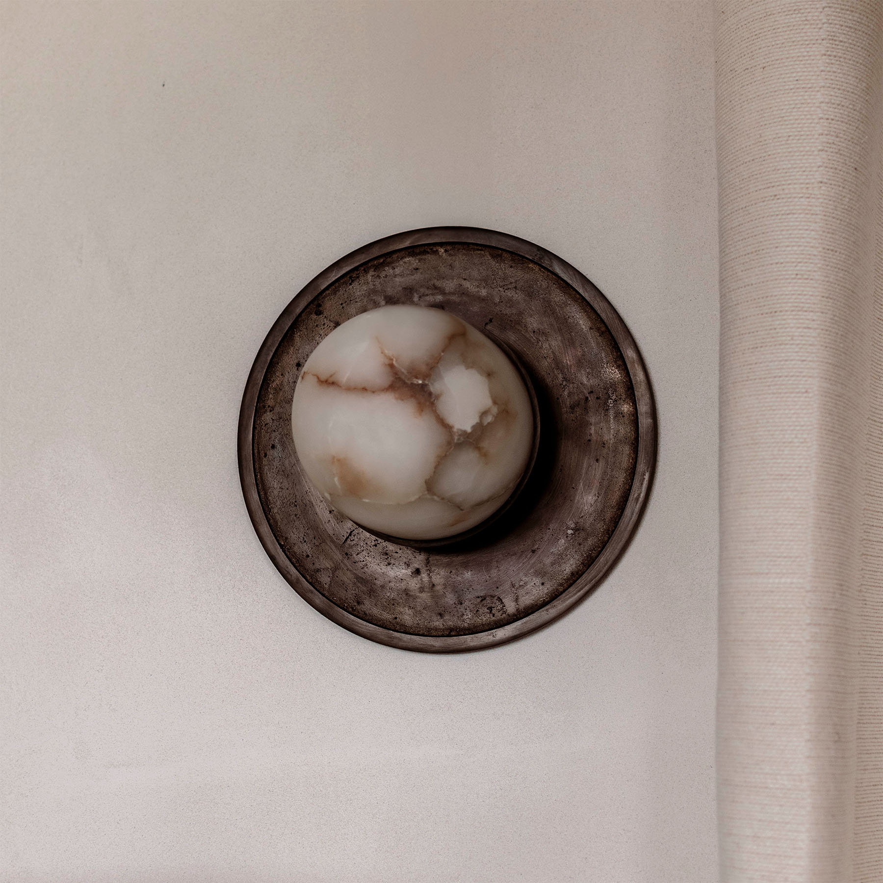 Alabaster-Deckenleuchte FULL MOON Messing mit dunkler Patina