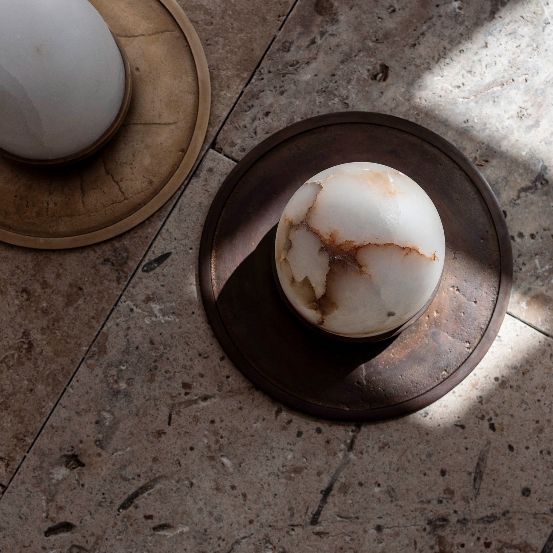 Alabaster-Deckenleuchte FULL MOON Messing mit dunkler Patina