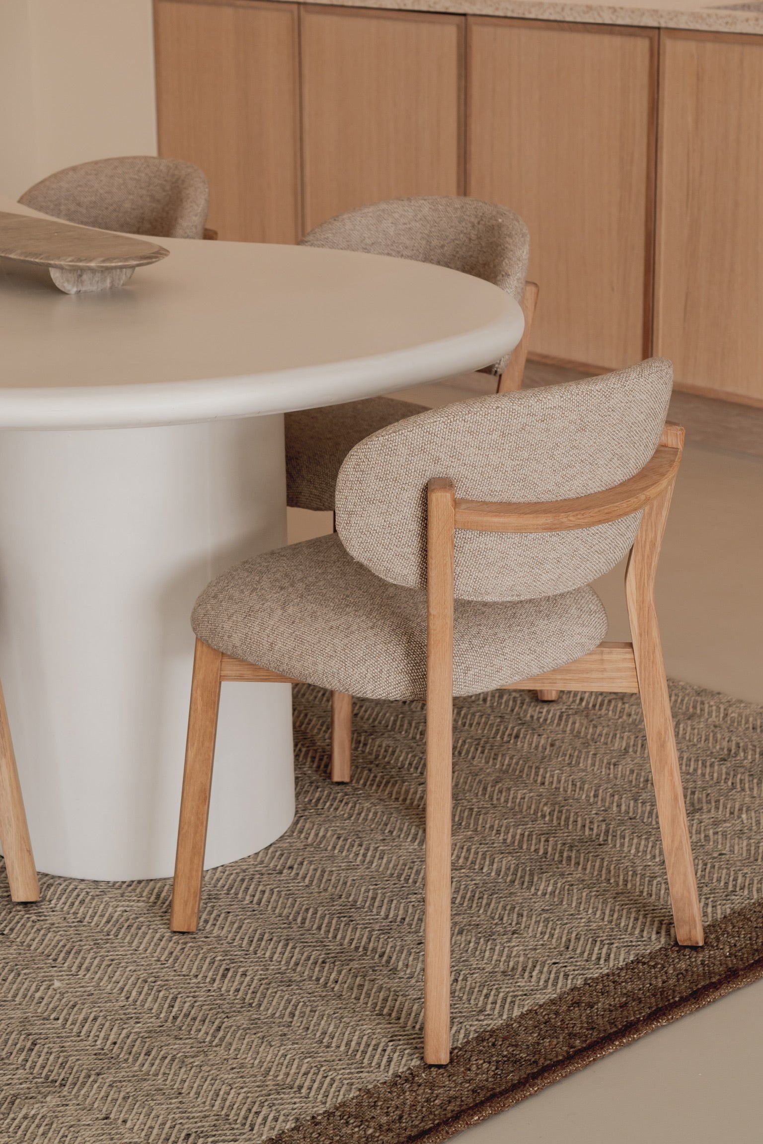 Stuhl MIKKY taupe mit Eichenbasis