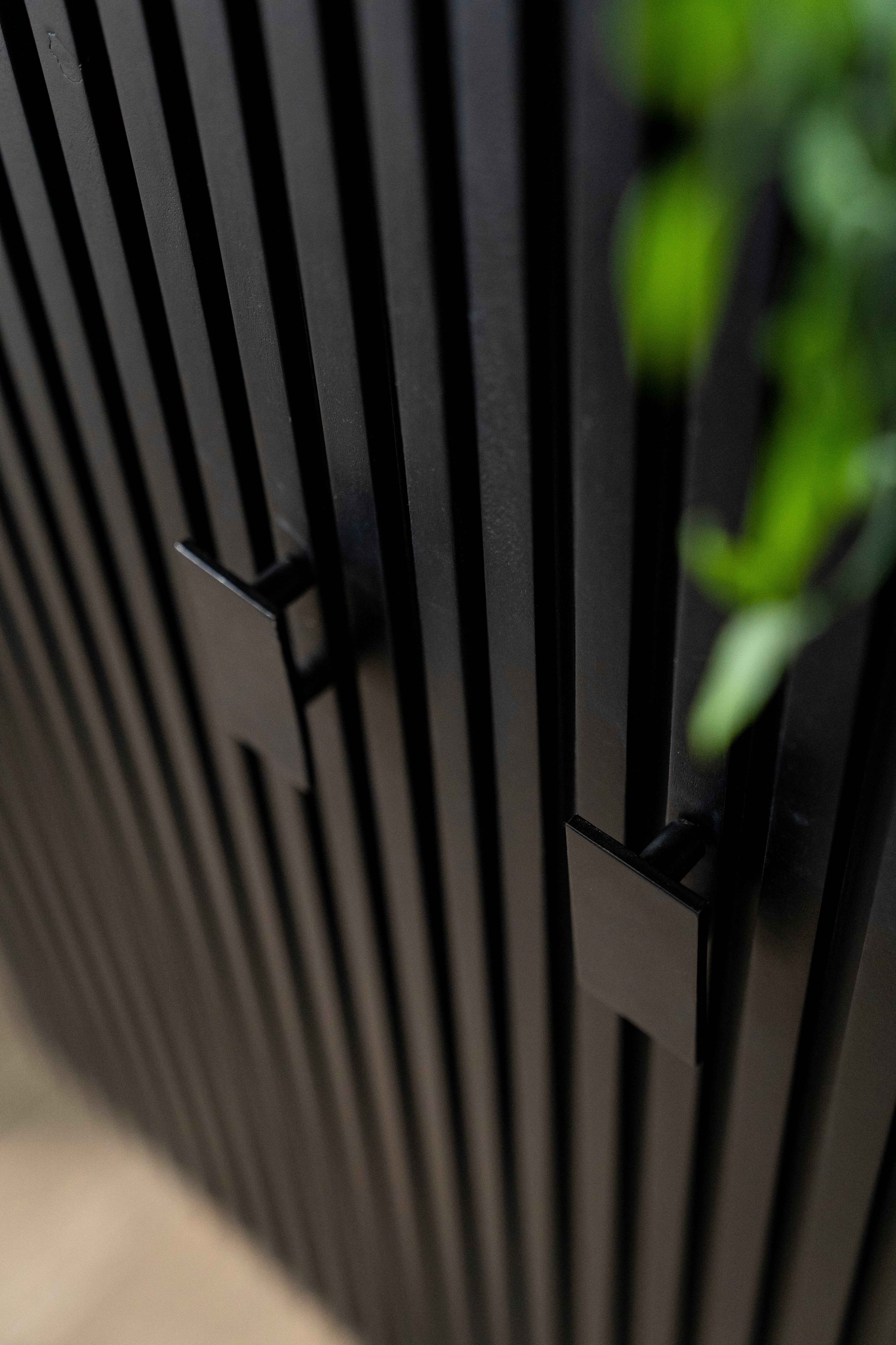 Schrank REMI schwarzes Mangoholz