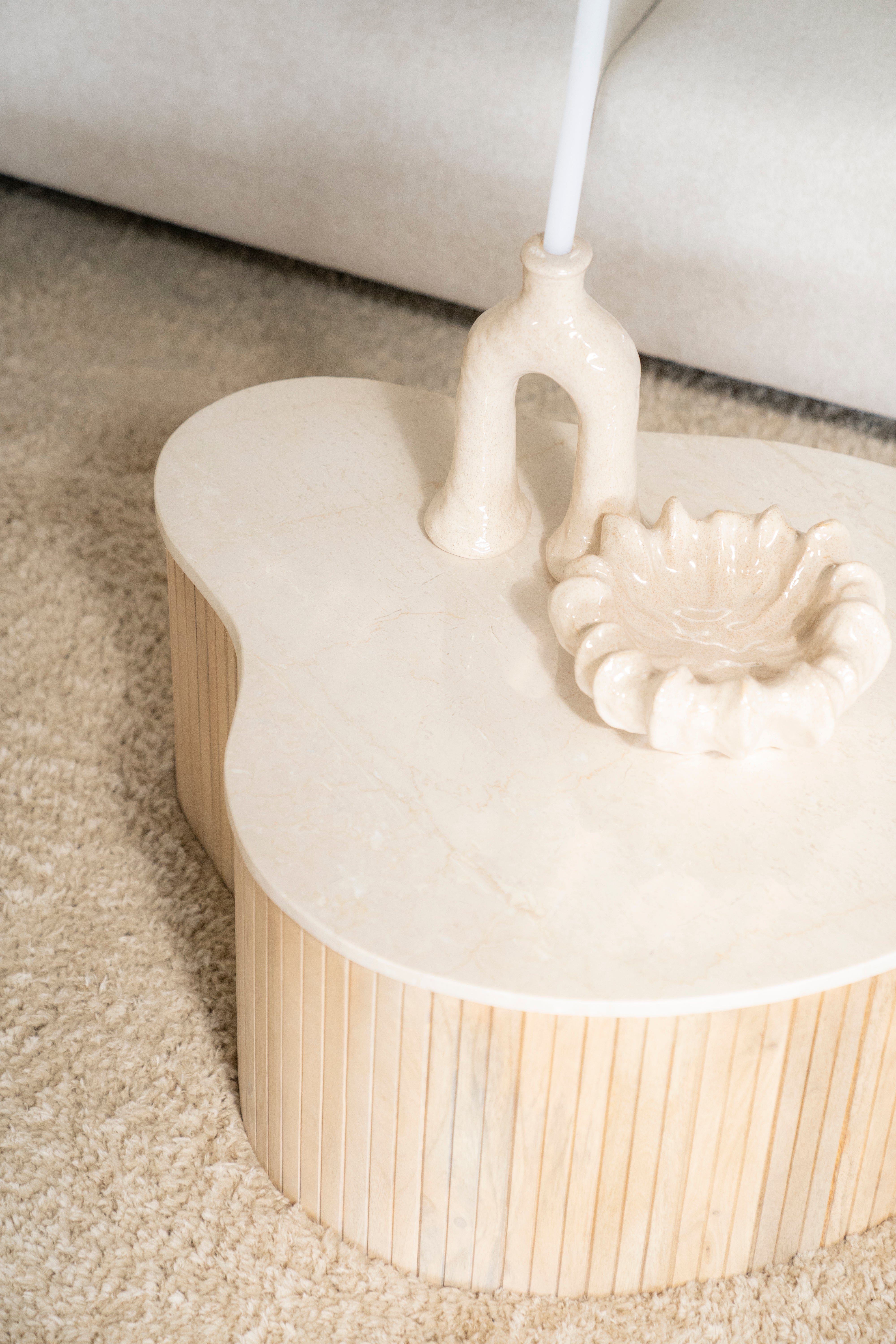 KIRA Couchtisch aus Mangoholz mit Marmorplatte