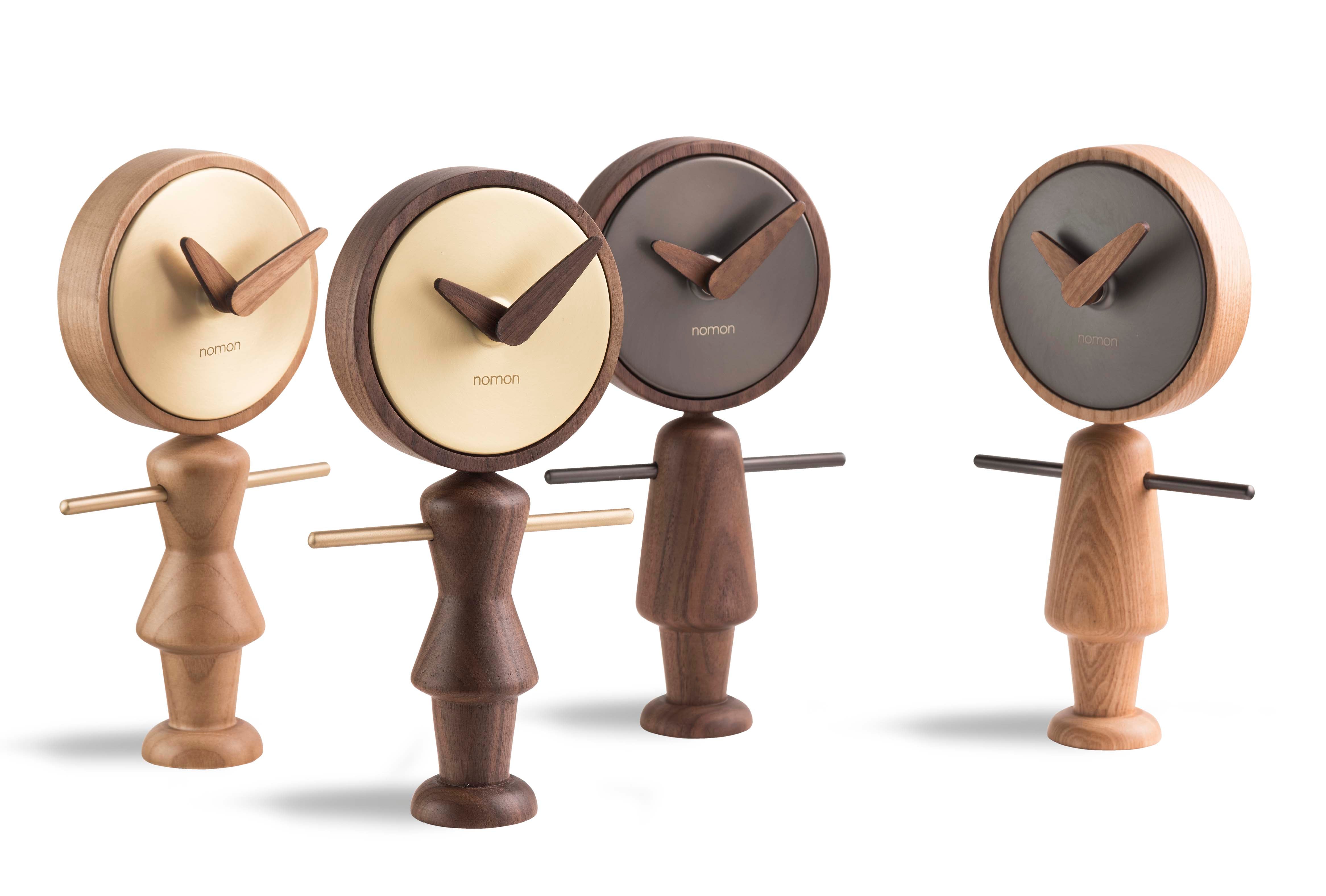 Tischuhr NENA aus Eichenholz mit messingfarbener Veredelung