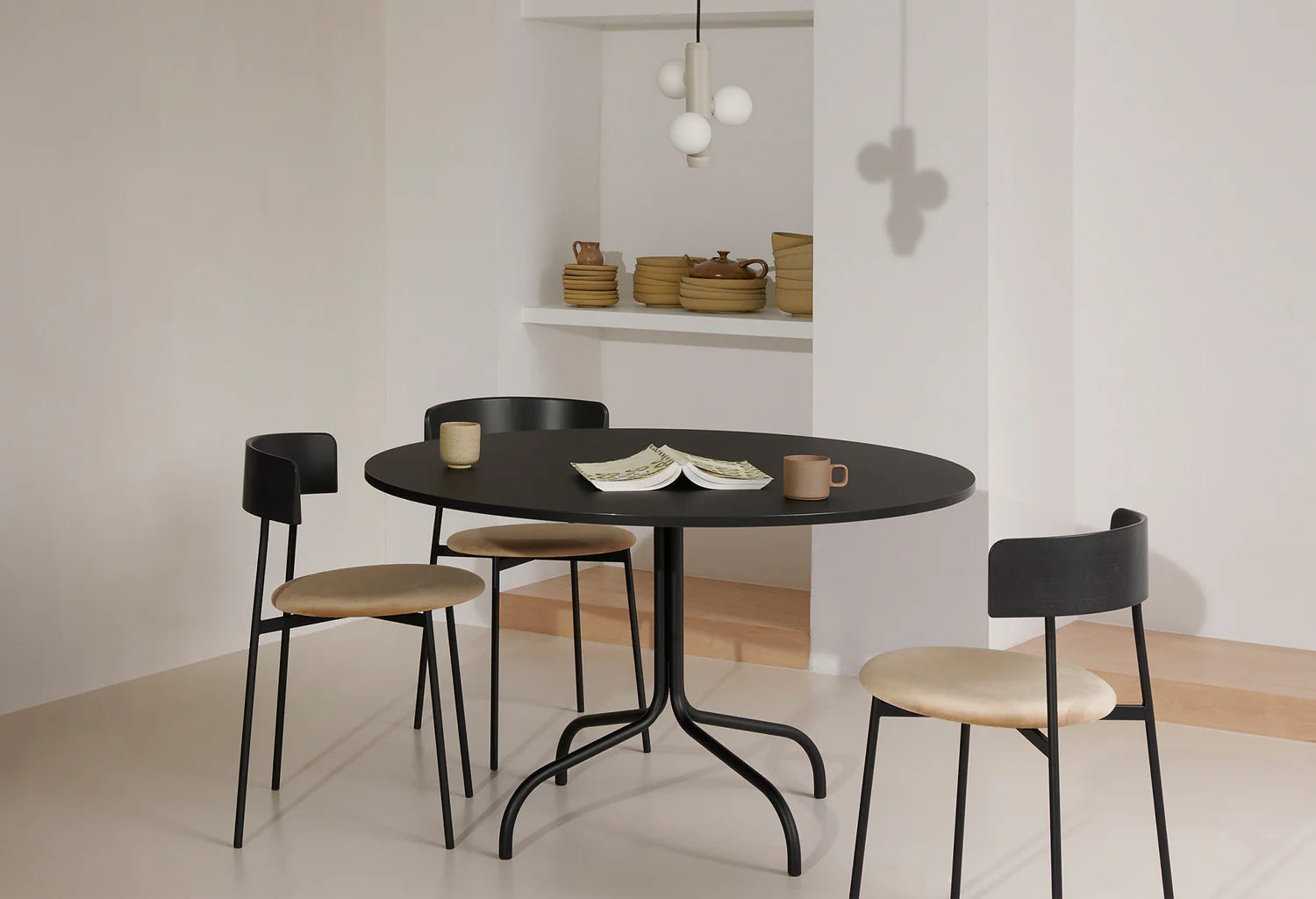 FRIDAY Armchair with Armrests Black with Beige Base