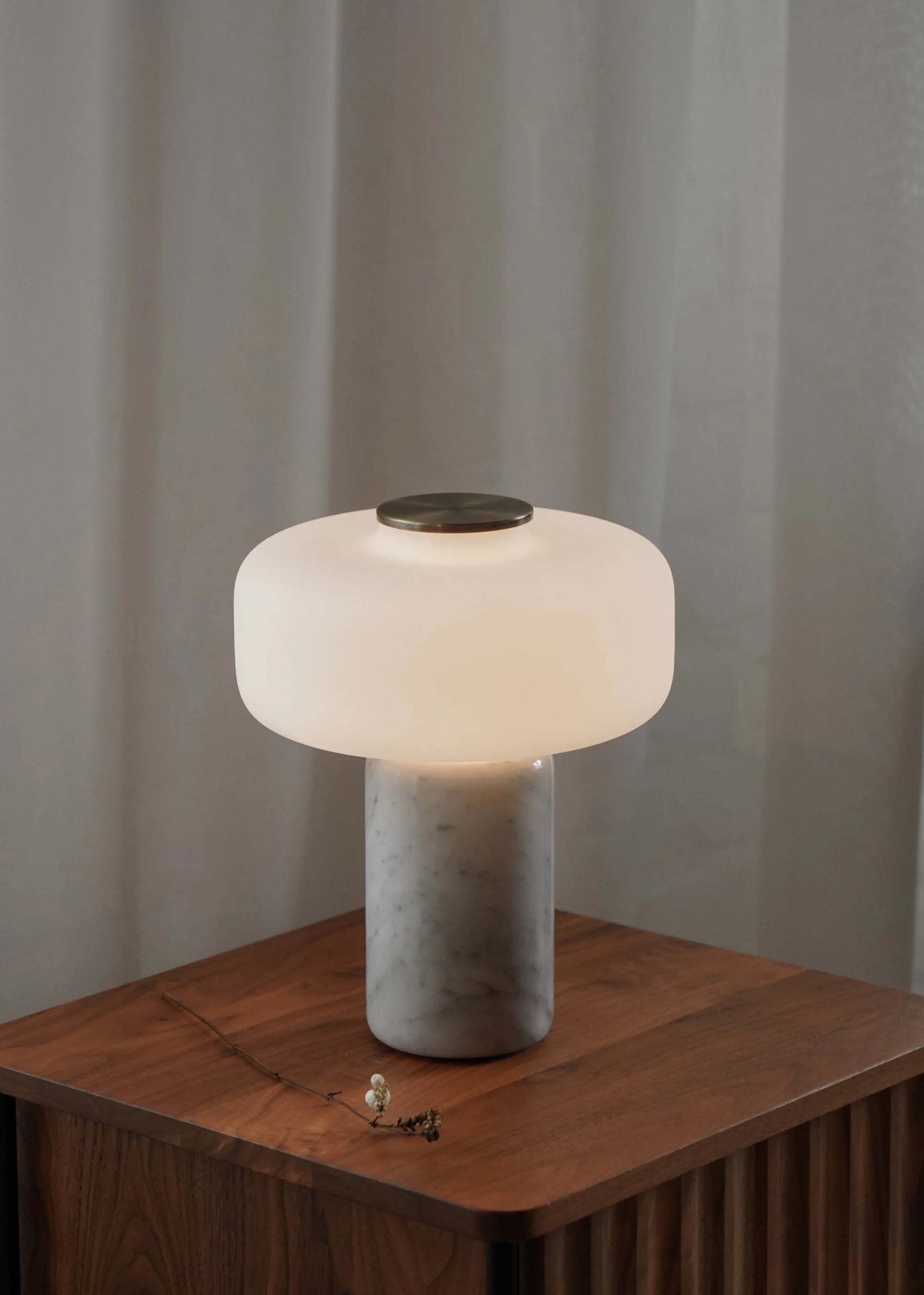 Tischlampe FONTE weißer Marmor