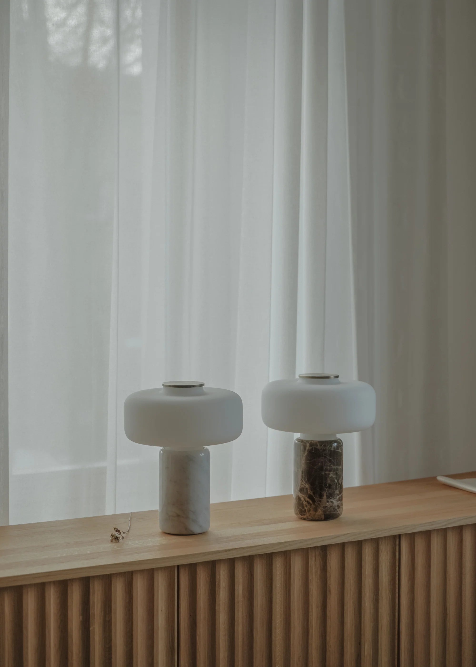Tischlampe FONTE weißer Marmor