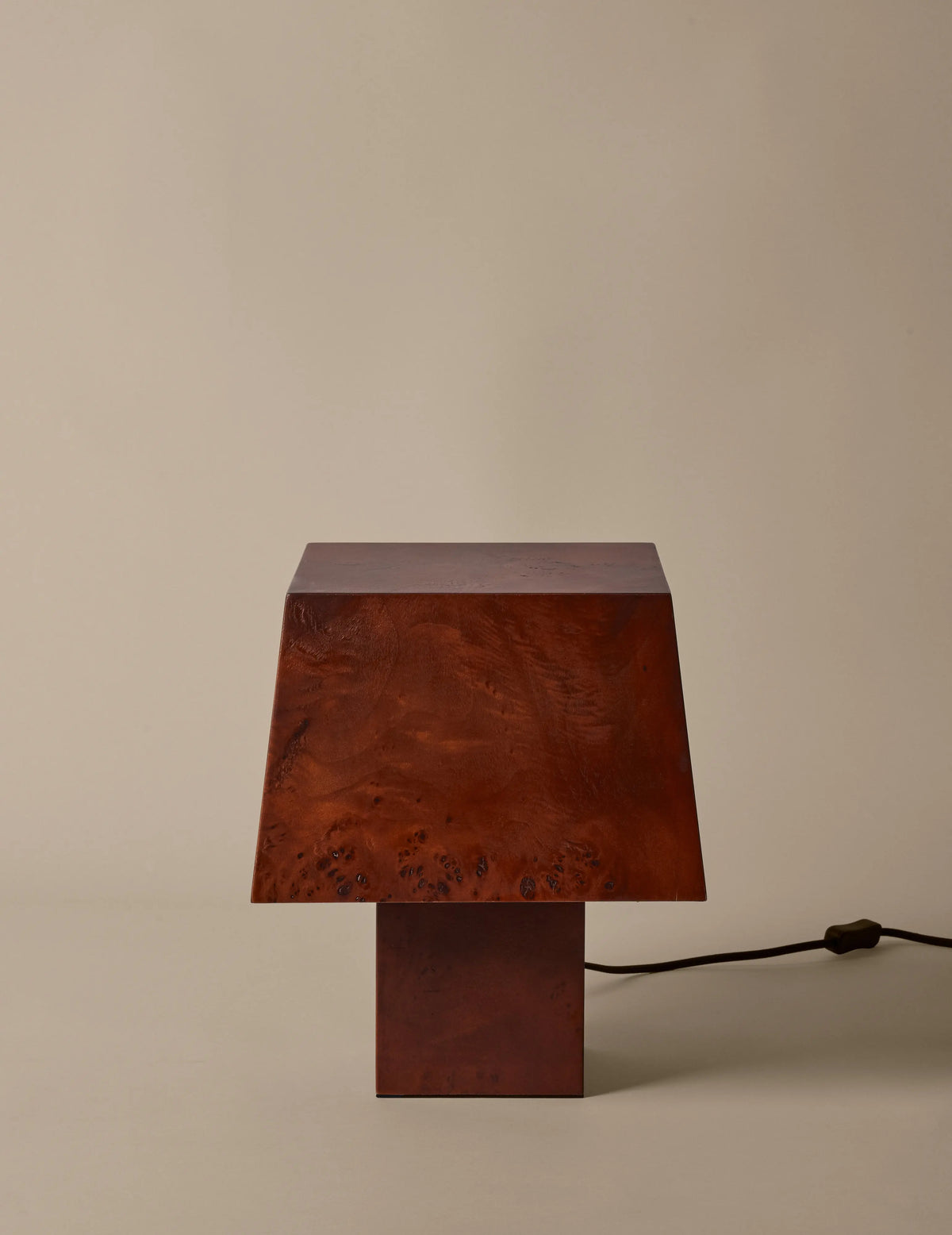 Lampa stołowa BURL ciemnobrązowy fornir – drewno, ferm LIVING