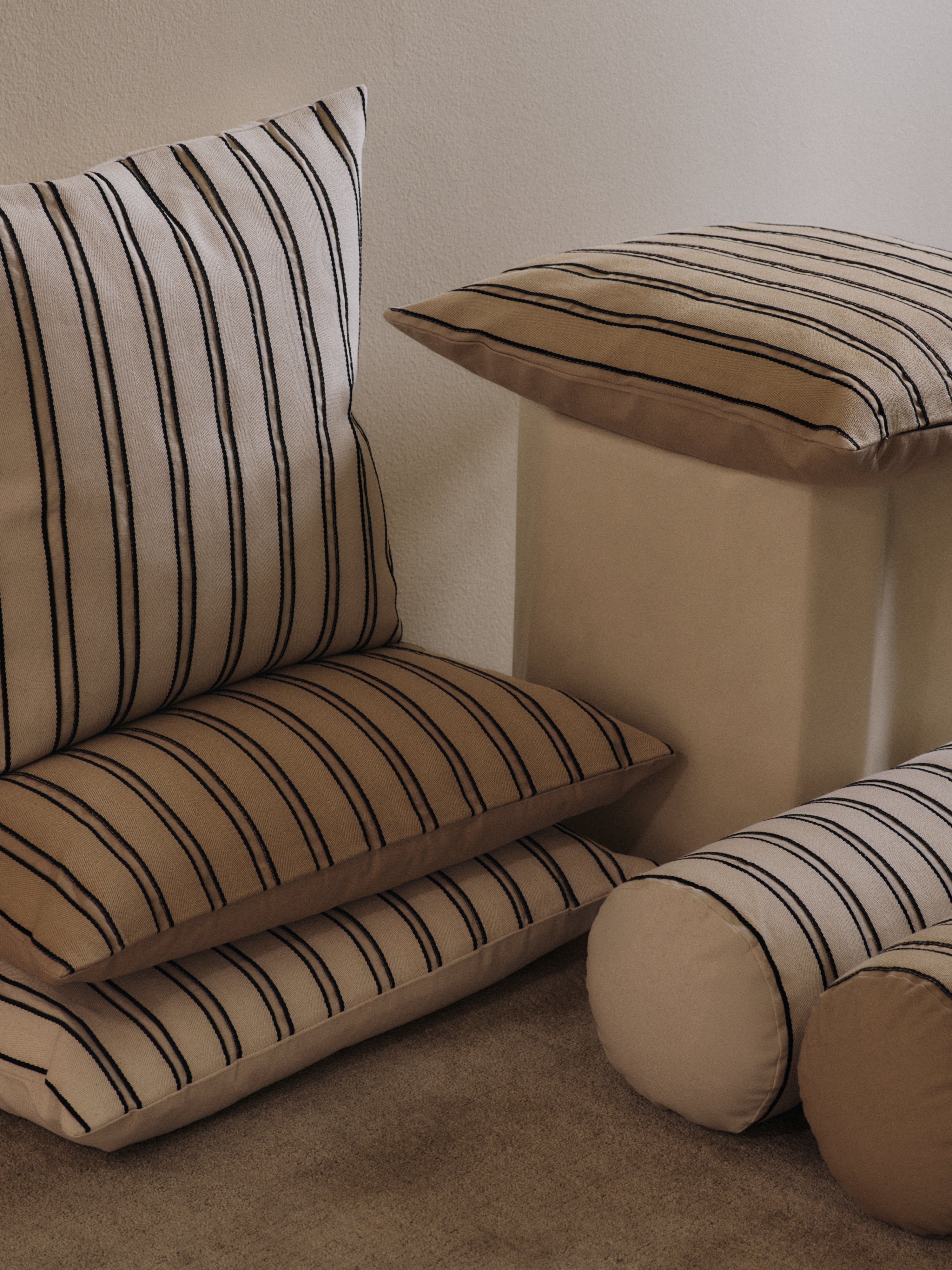 TWILL cushion beige with black