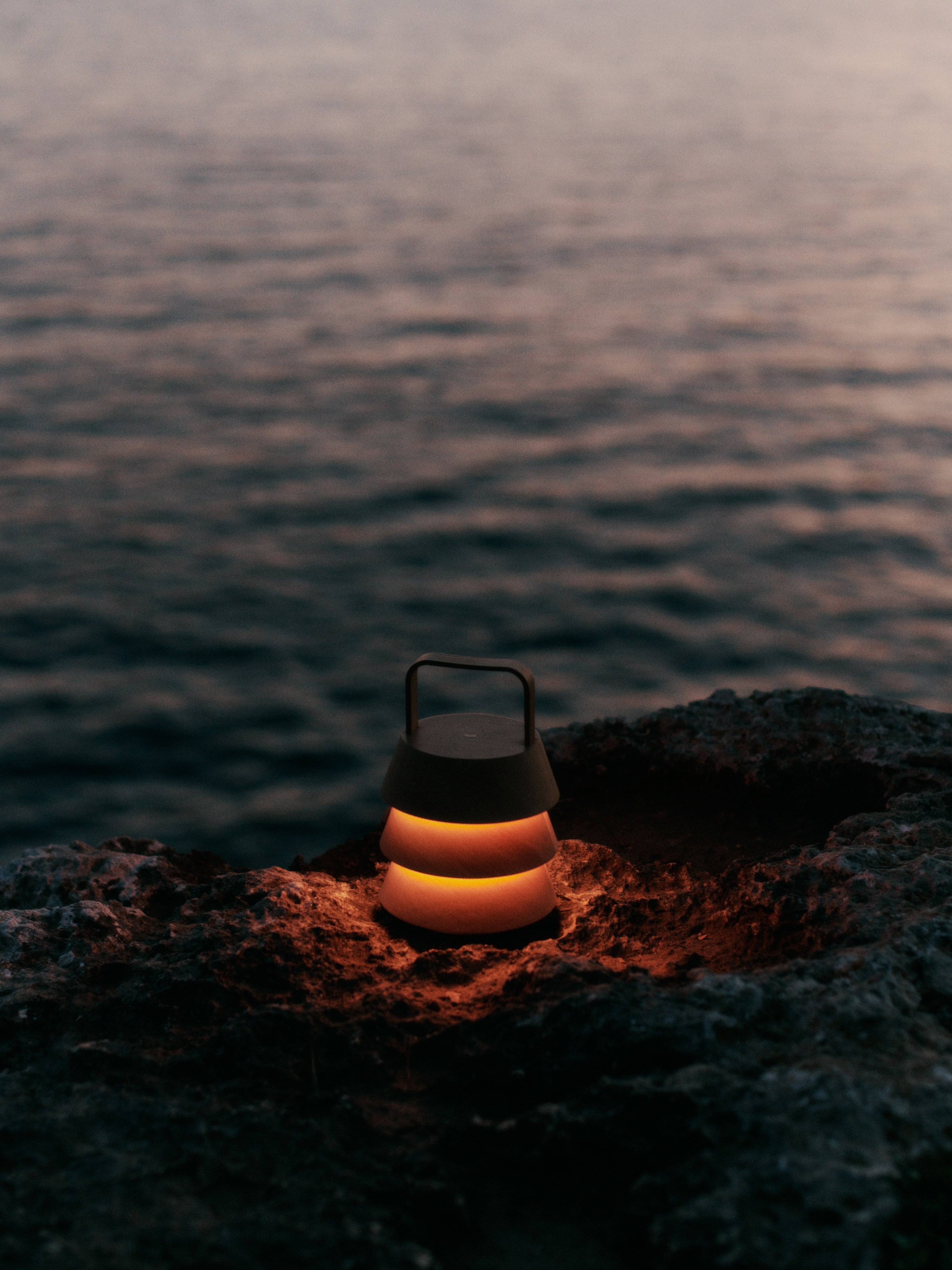 Tragbare Außen-Tischlampe LUVER lite aus Douglasienholz