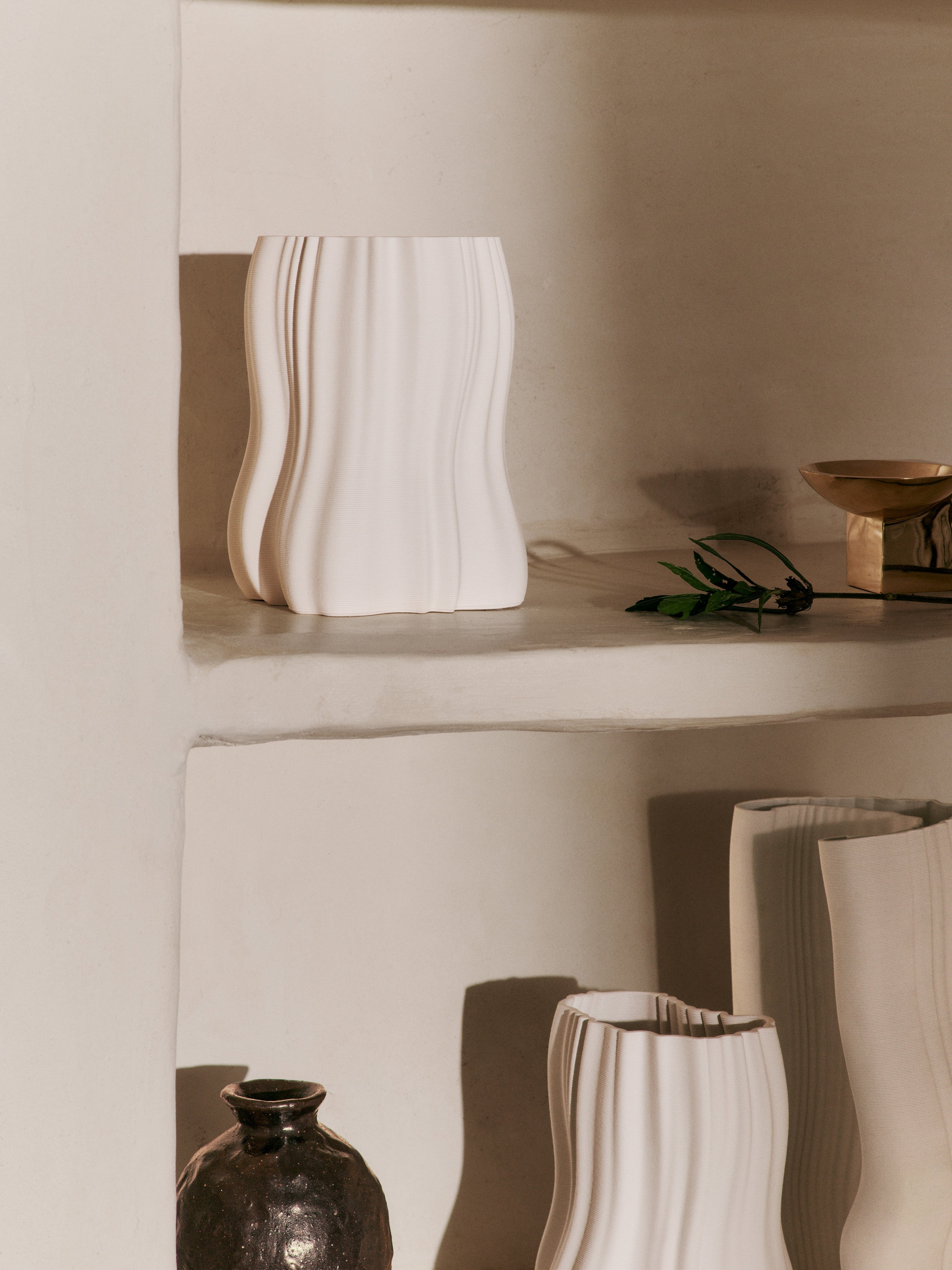 Vase MOIRE LOW gebrochenes Weiß