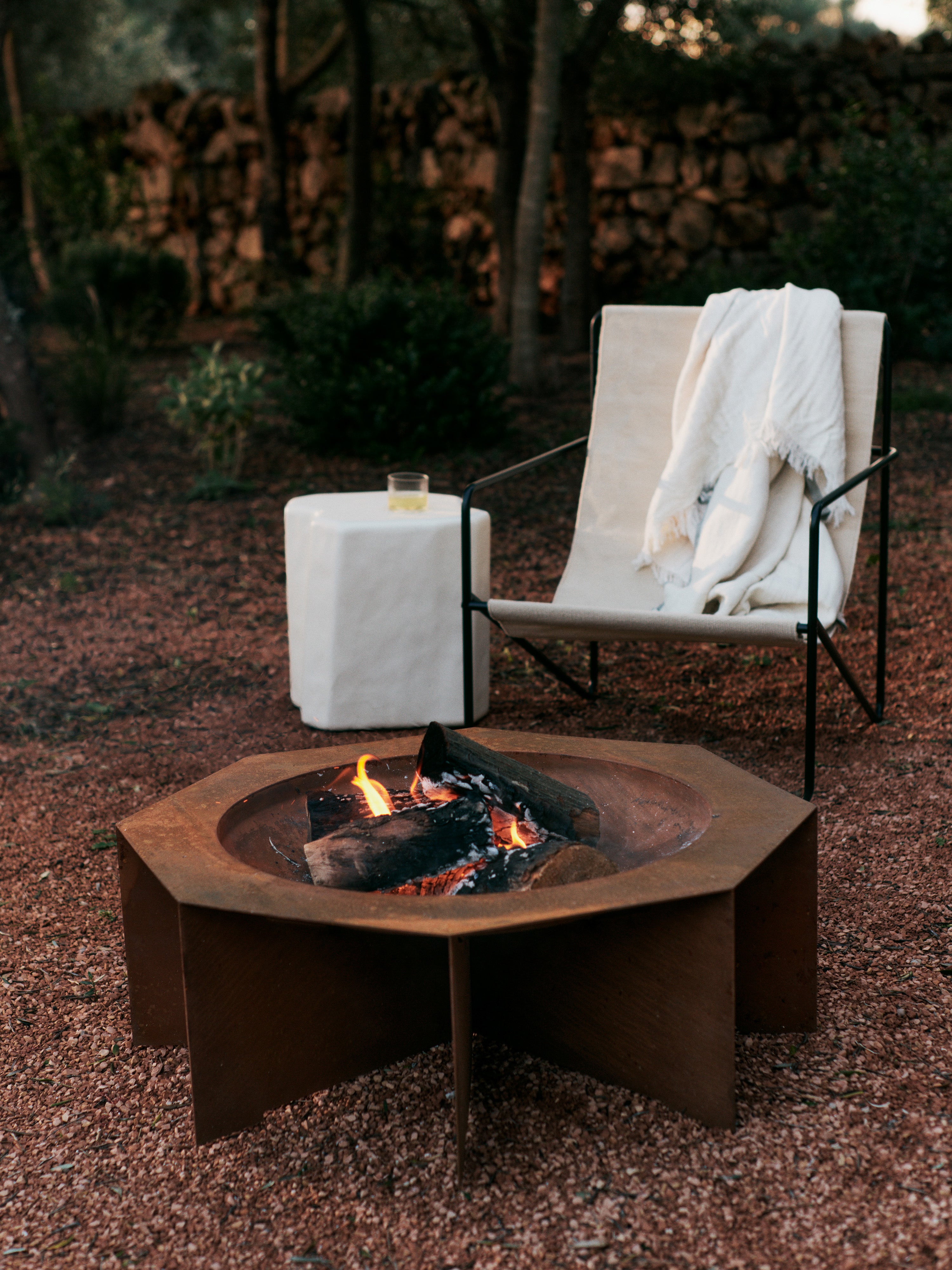 Wüste beige Gartensessel mit einer schwarzen Basis