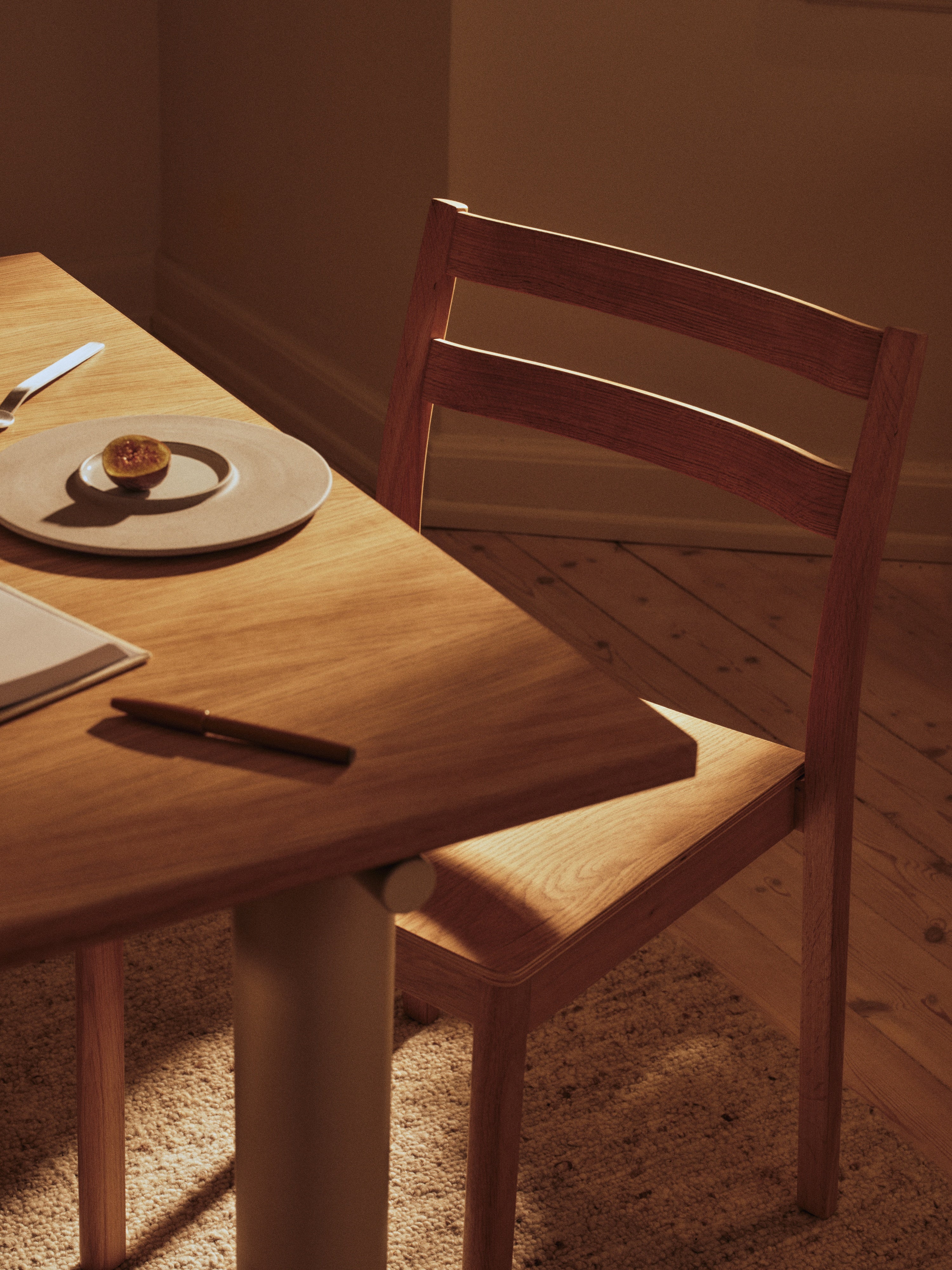 Esstisch ATURA mit Eichenplatte und beiger Basis