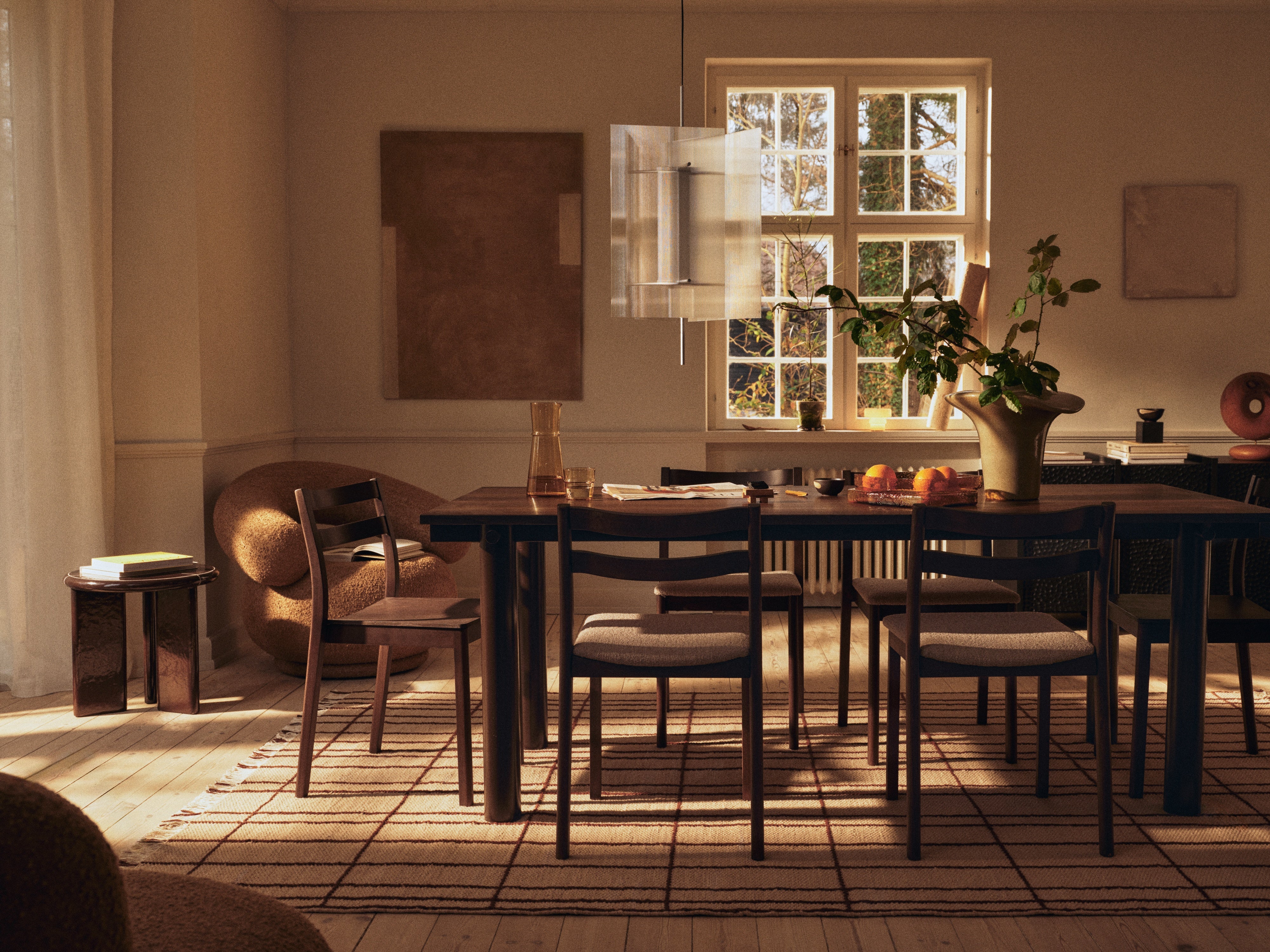 Esstisch ATURA mit Eichenplatte und schokoladenfarbener Basis