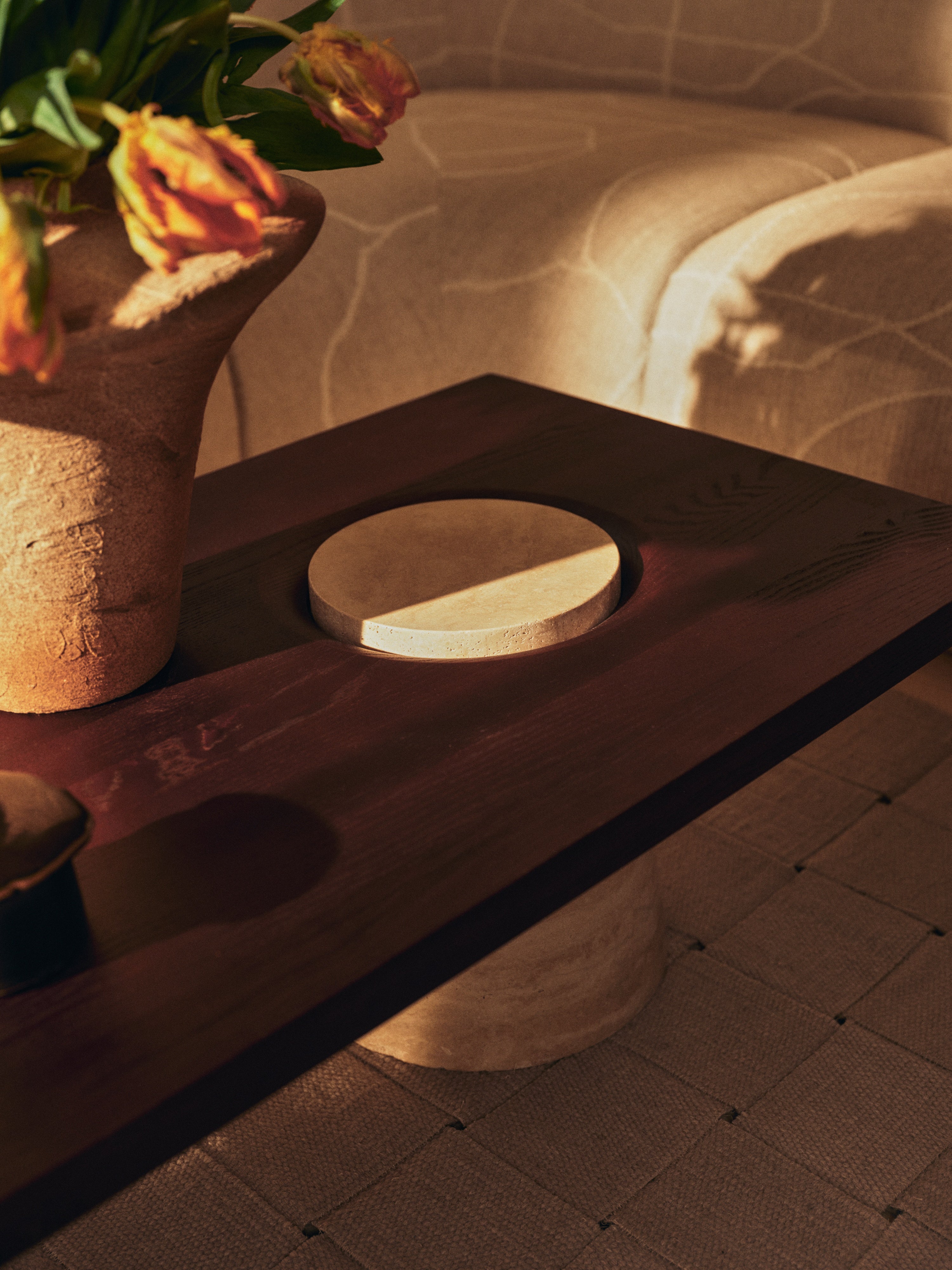 Kaffeetisch GROVA mit Eschenholzplatte und Travertin