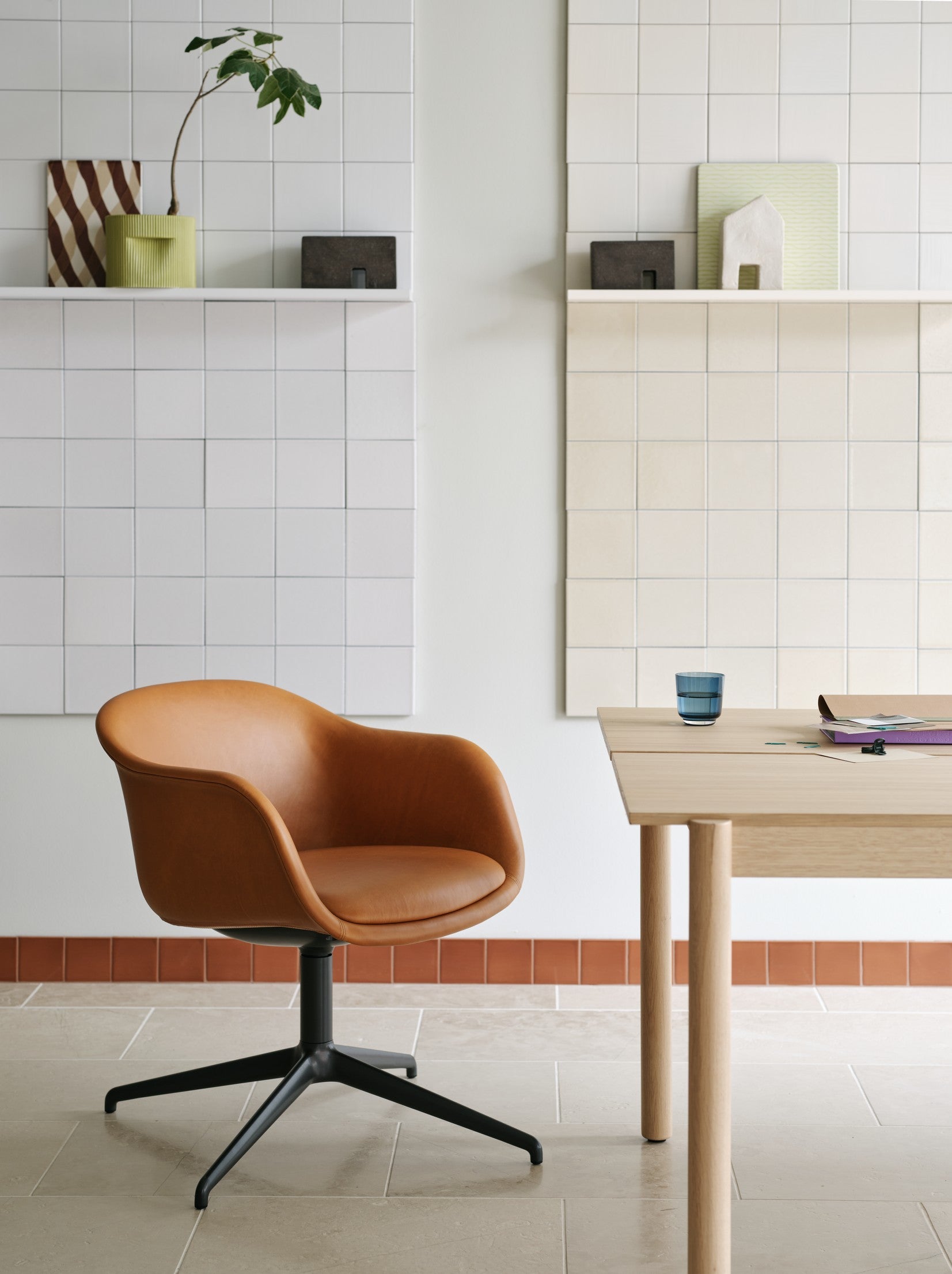 FIBER CONFERENCE Armchair with Armrests - Customizable