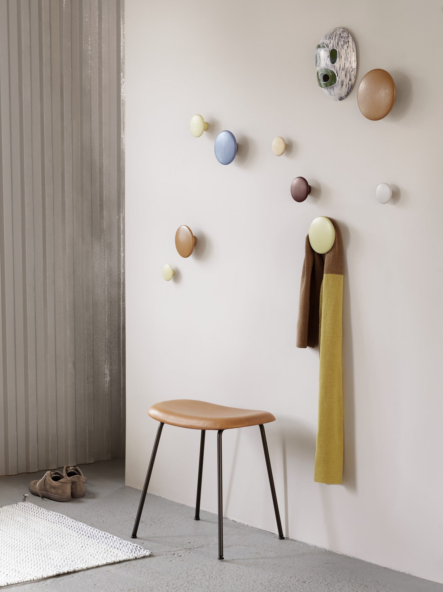 Personalisierbarer FIBER Hocker mit gepolsterter Sitzfläche und Holzgestell