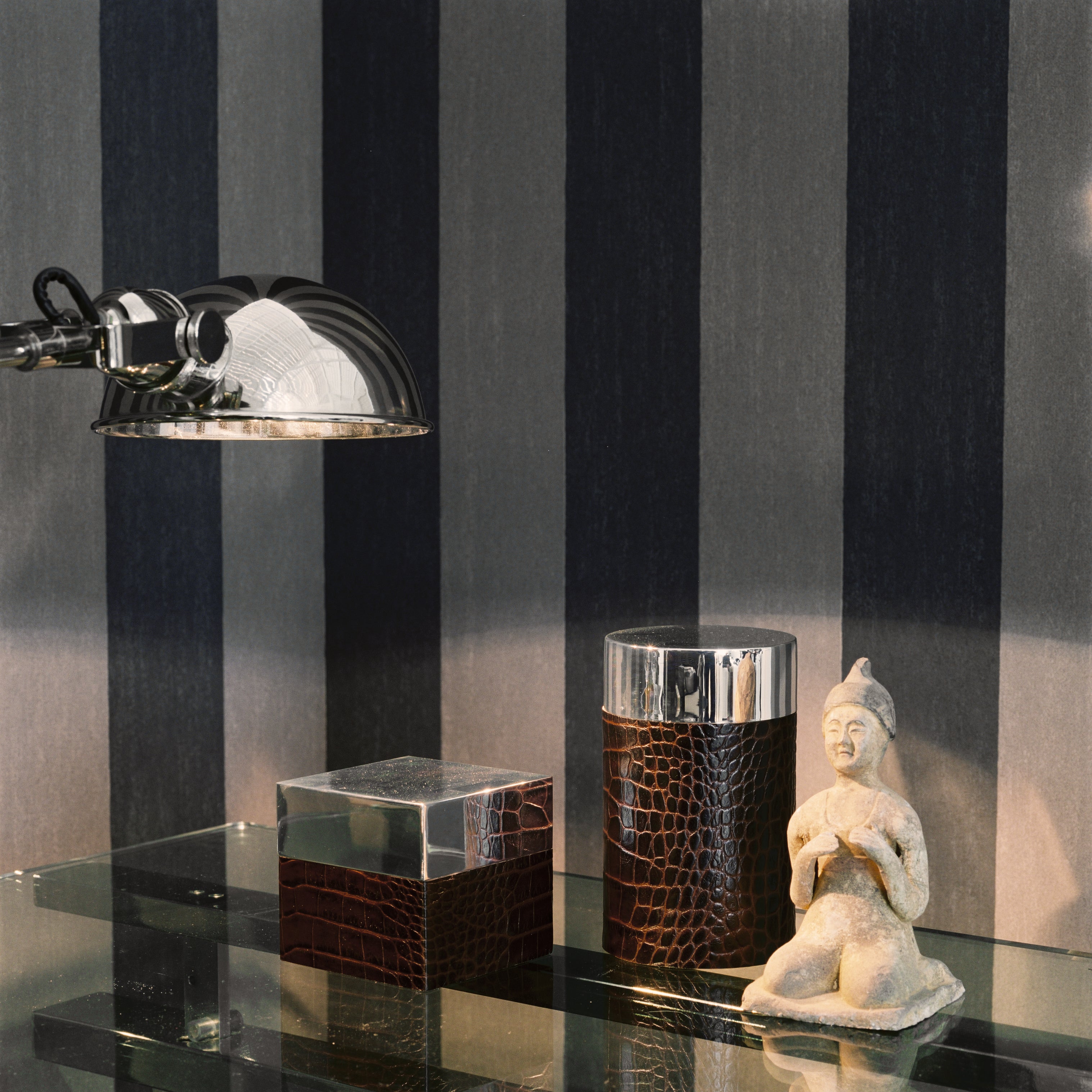 Strukturierte Tapete, die Leinwand mit Streifenmuster im Farbton Braun imitiert