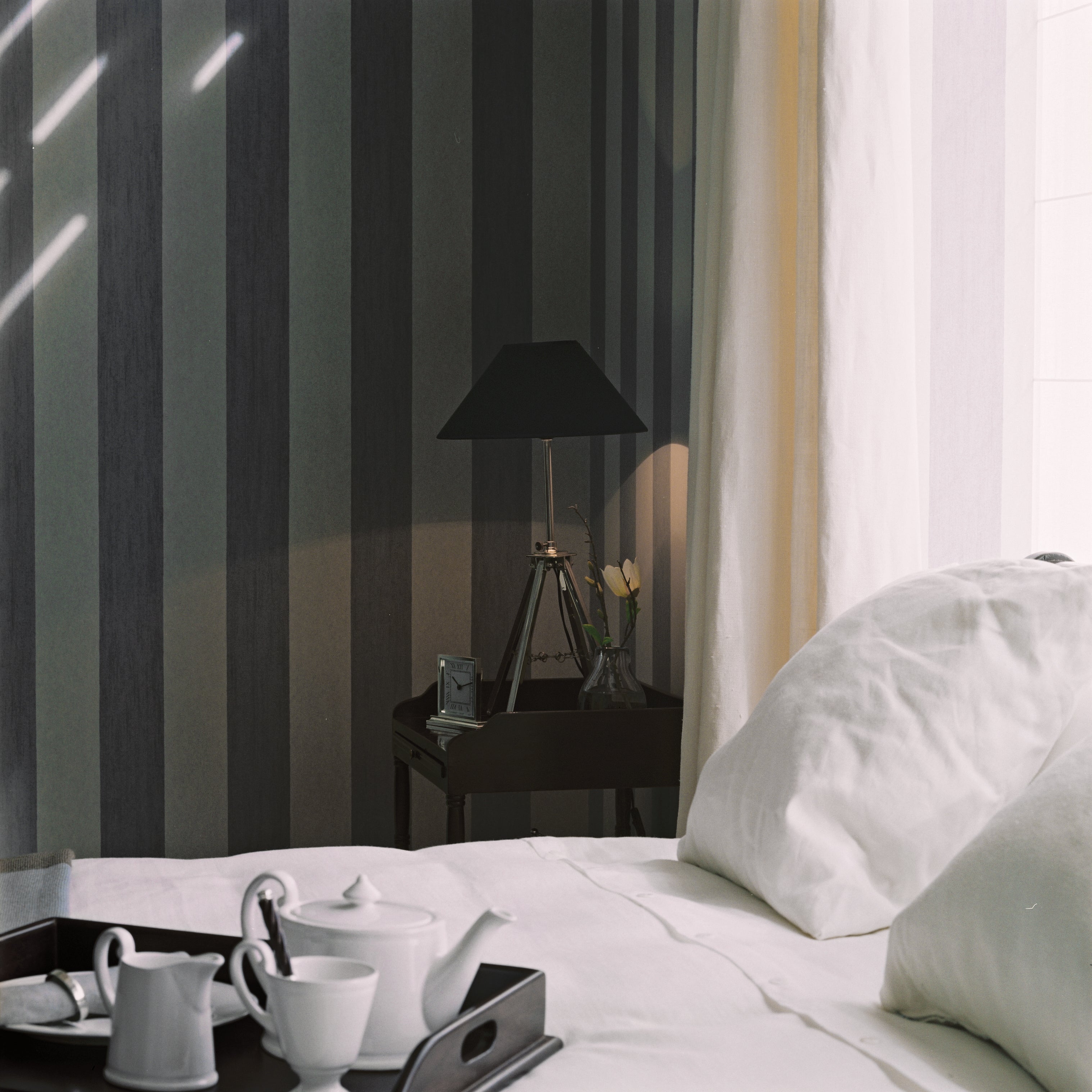 Strukturierte Tapete, die Leinwand mit Streifenmuster im Farbton Braun imitiert