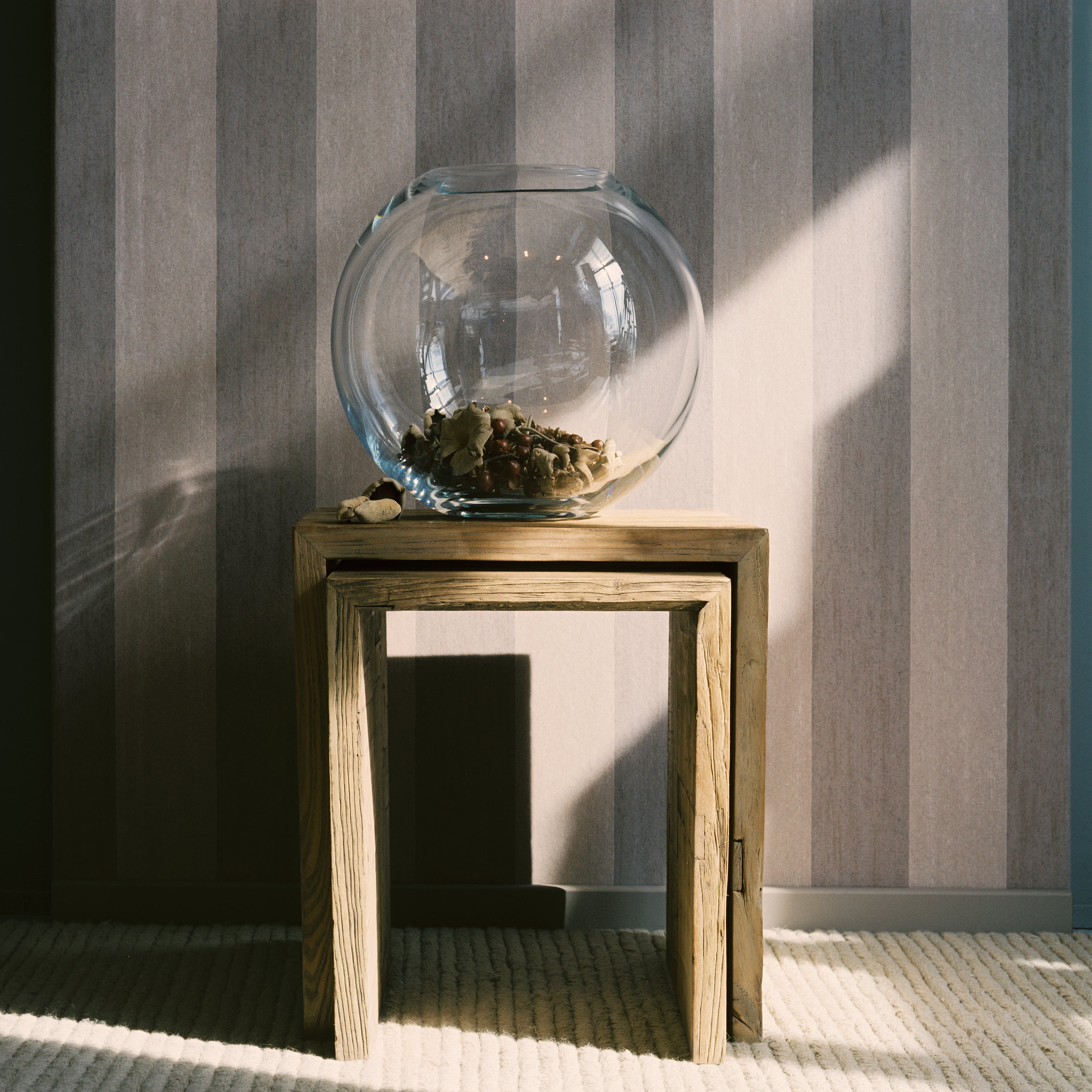 Strukturierte Tapete, die Leinwand mit Streifenmuster im Farbton Braun imitiert