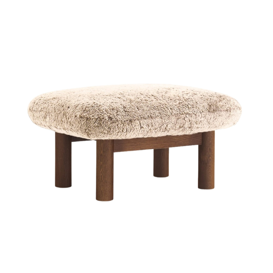 BRASILIA Footrest sheepskin with dark oak base