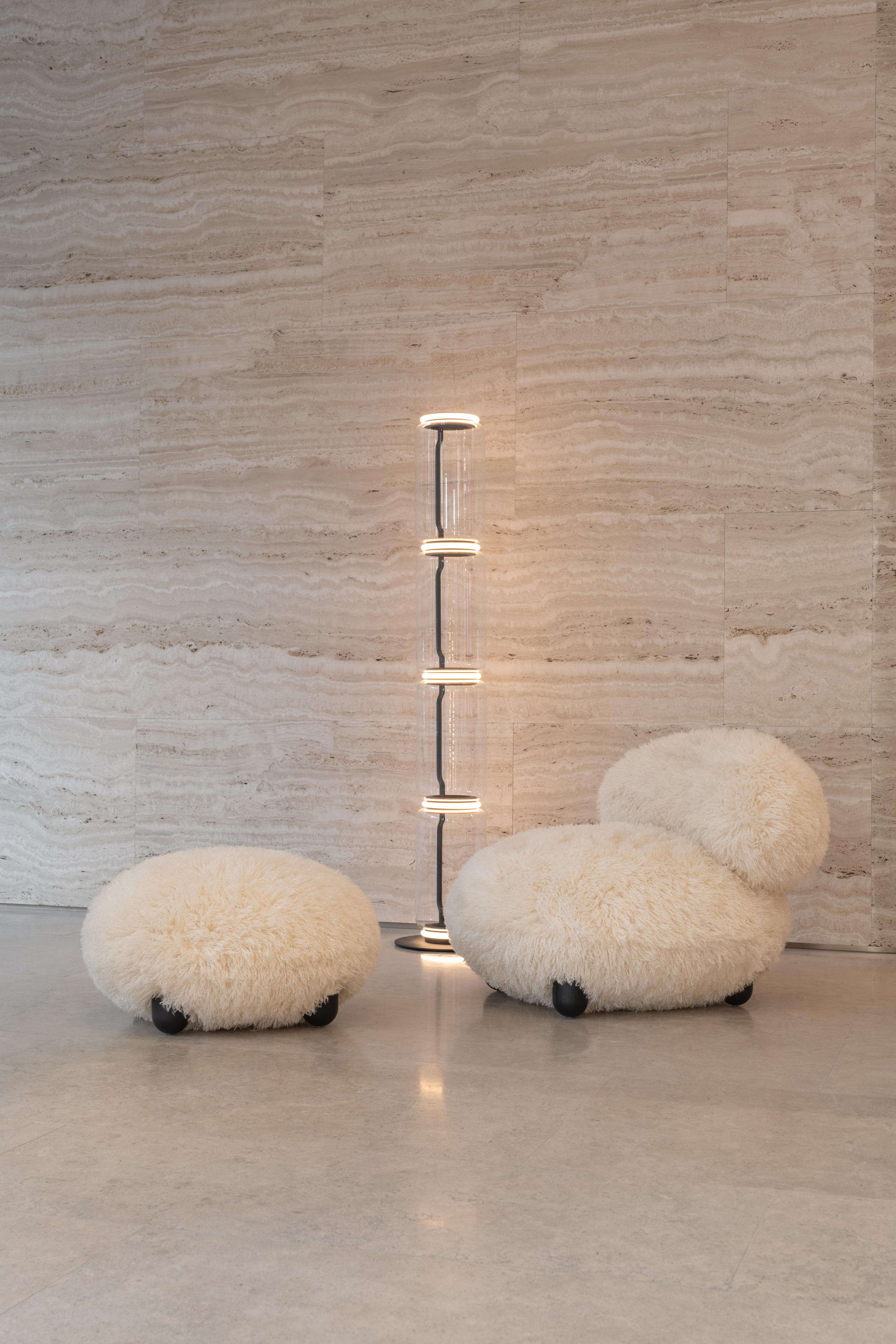 Fotel FLOCK - FLUFFY EDITION sztuczne futerko z drewnianą podstawą – Noom