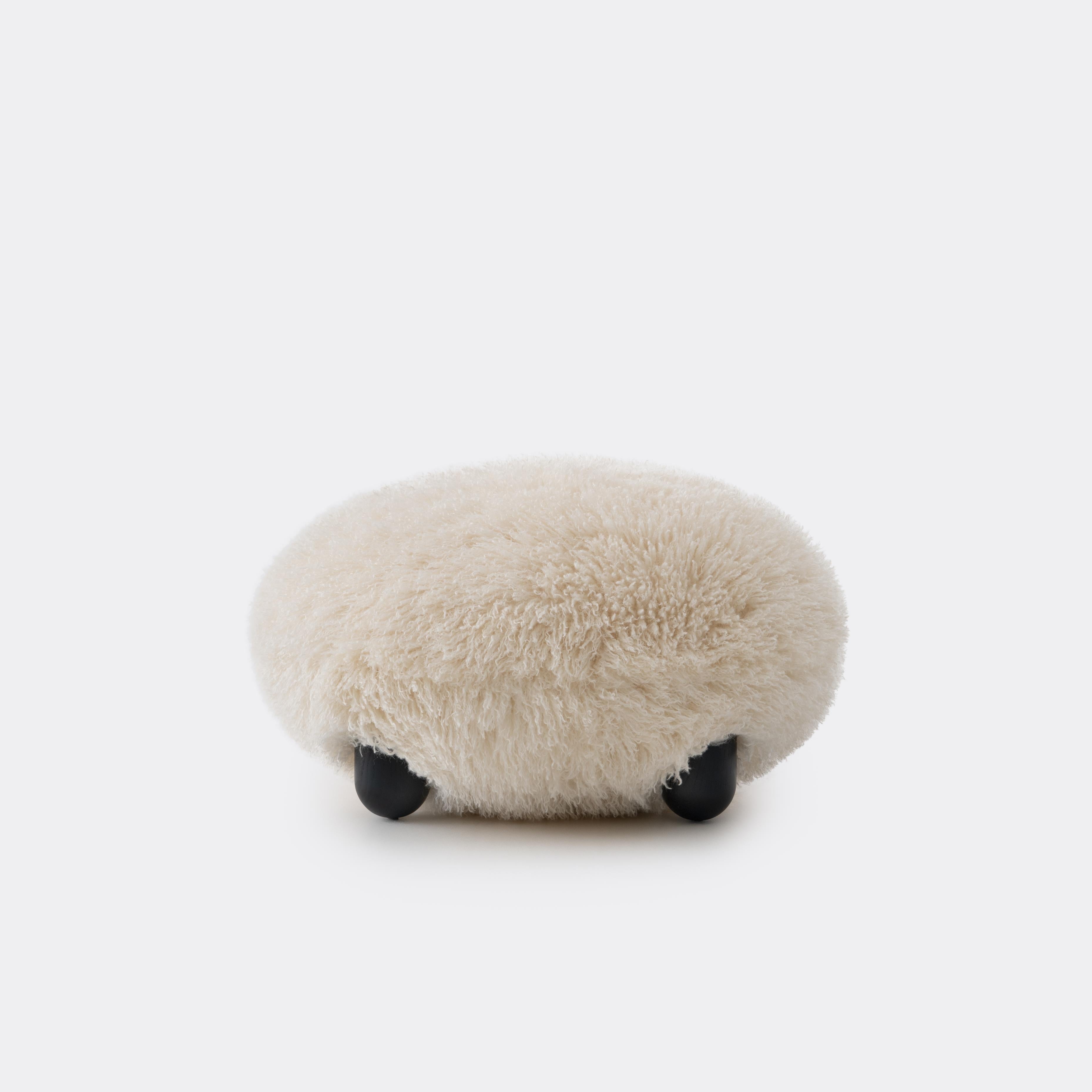 Puf FLOCK - FLUFFY EDITION sztuczne futerko z drewnianą podstawą – Noom