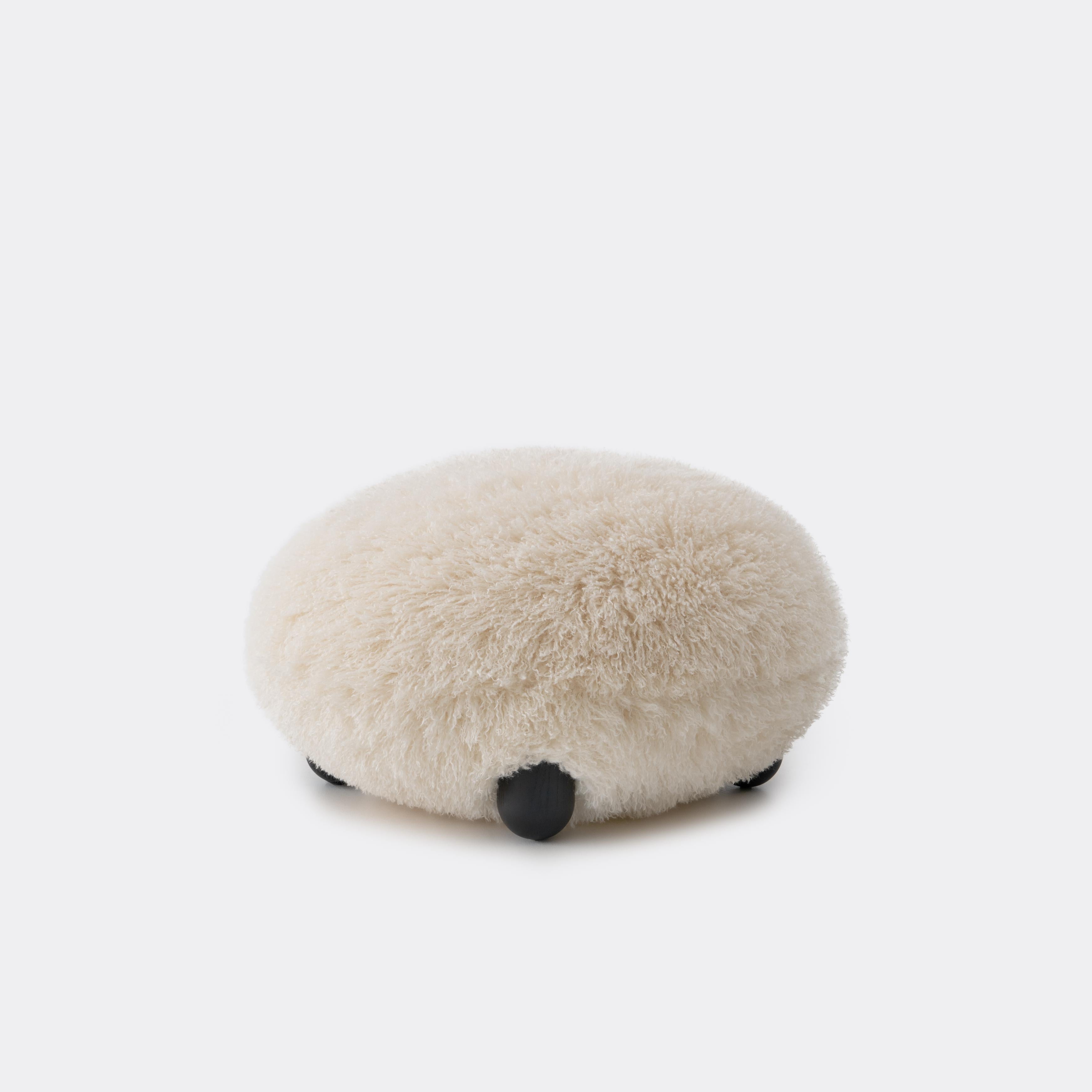 Puf FLOCK - FLUFFY EDITION sztuczne futerko z drewnianą podstawą – Noom