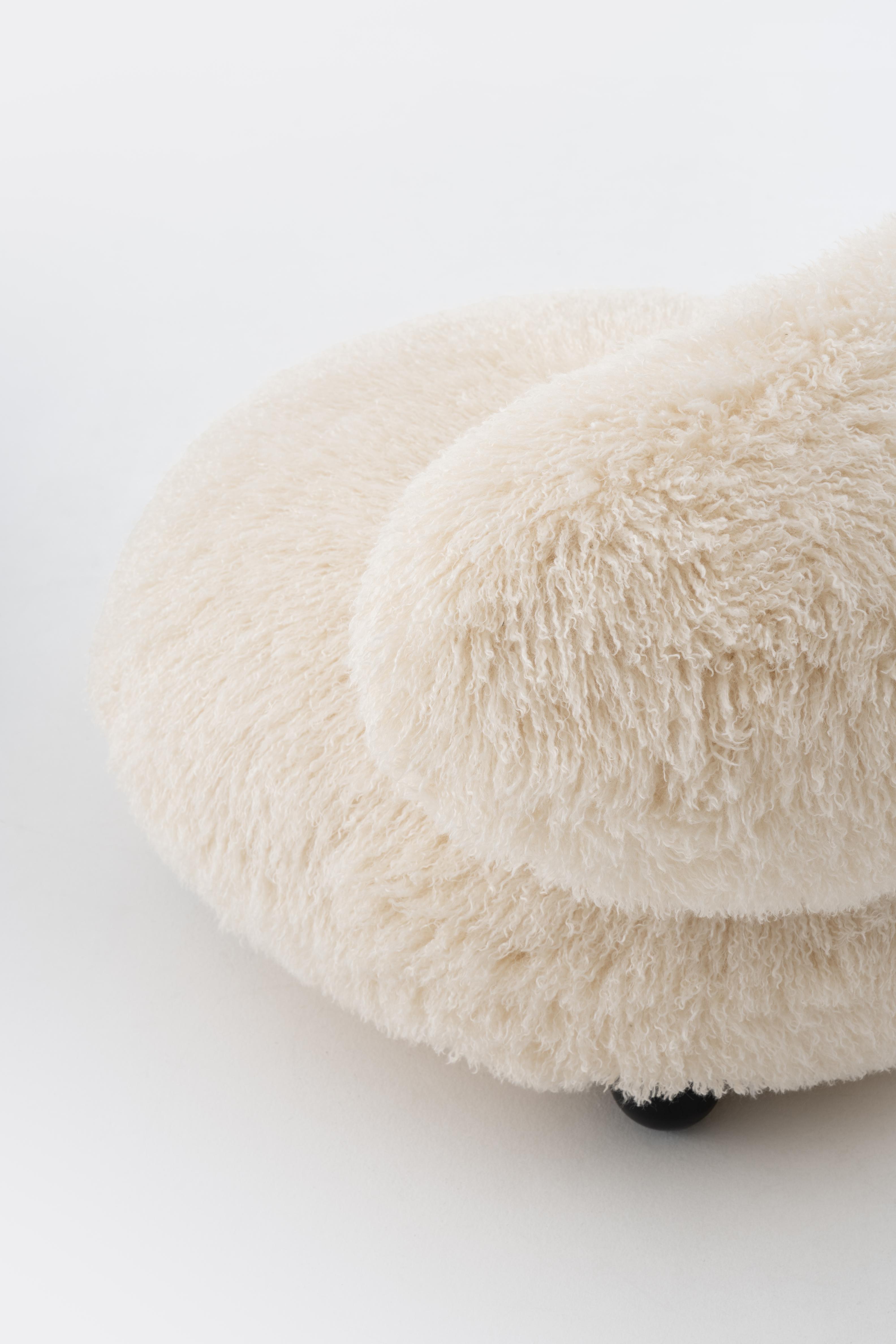 Fotel FLOCK - FLUFFY EDITION sztuczne futerko z drewnianą podstawą – Noom